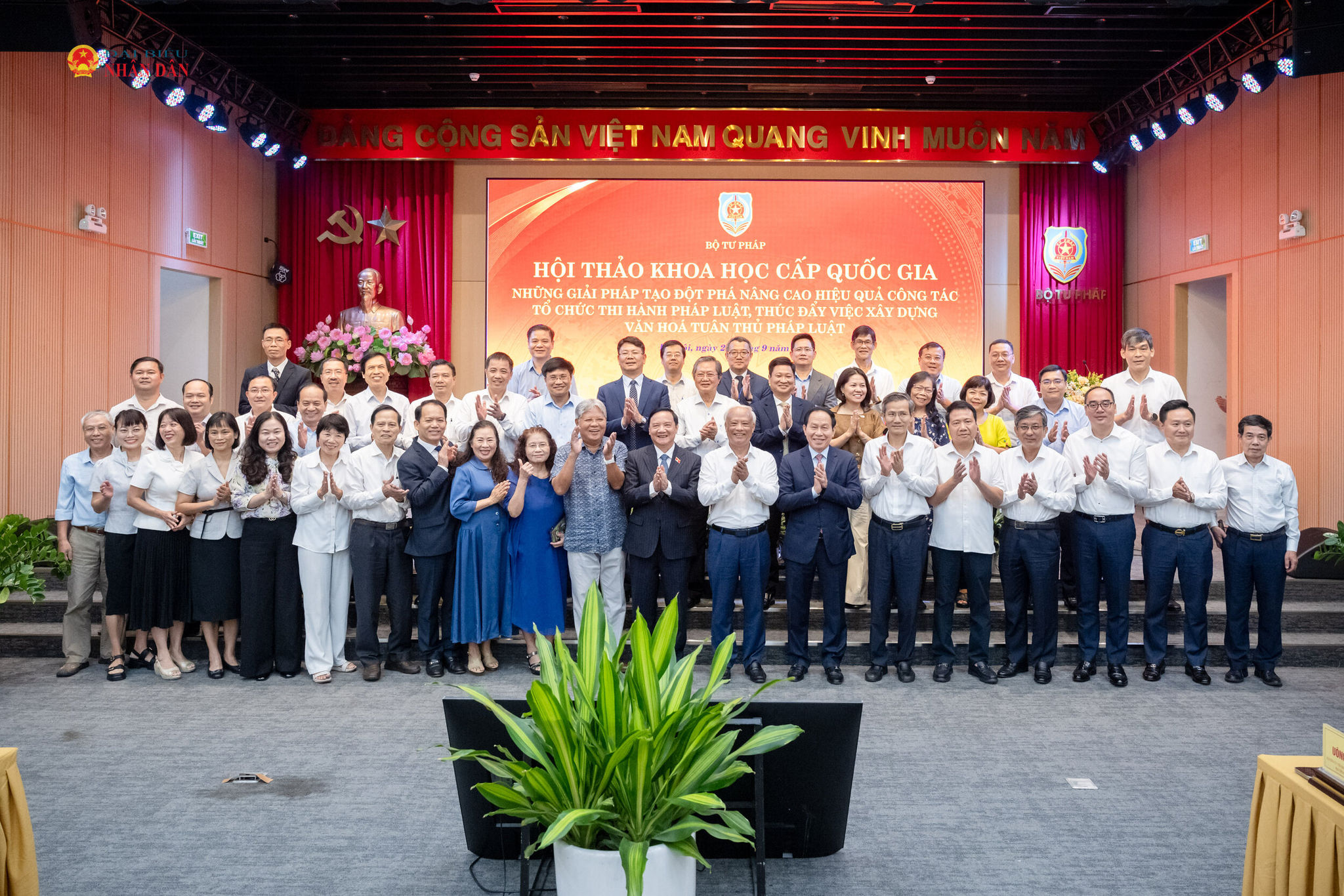 Các đại biểu chụp ảnh lưu niệm