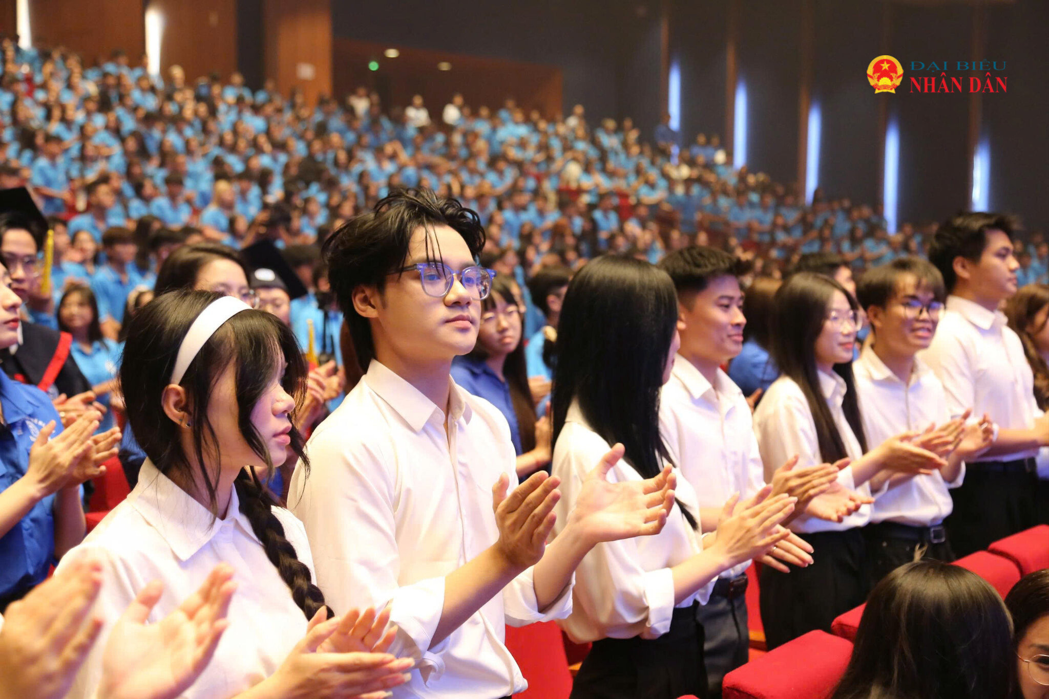 Các tân sinh viên tham dự Chương trình Chào năm học mới 2026 - 2027 của Trường Đại học Mở Hà Nội