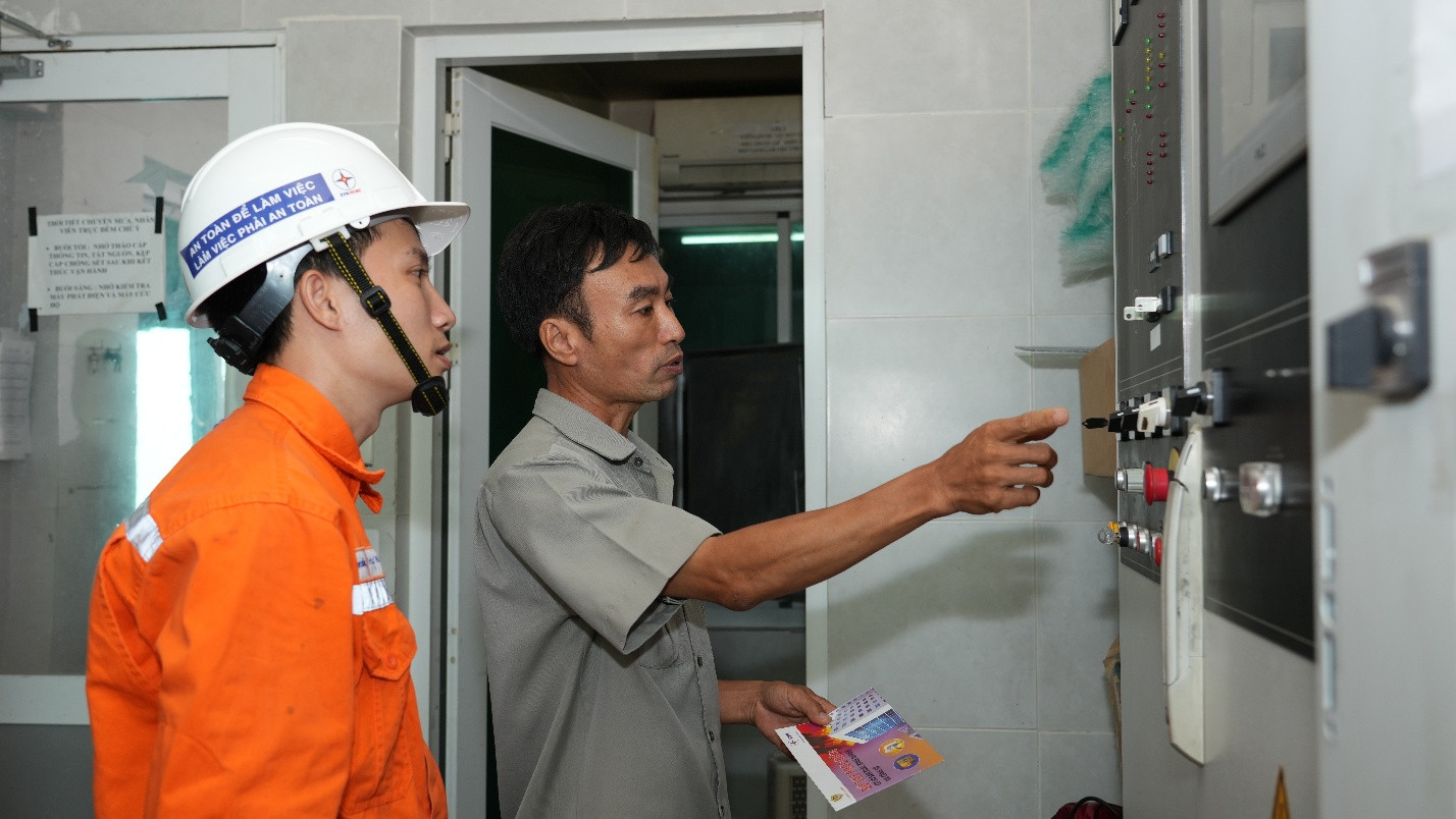 Nhân viên Công ty Điện lực Vũng Tàu phối hợp với khách hàng kiểm tra hệ thống điện, kịp thời nhận diện và xử lý các nguy cơ mất an toàn