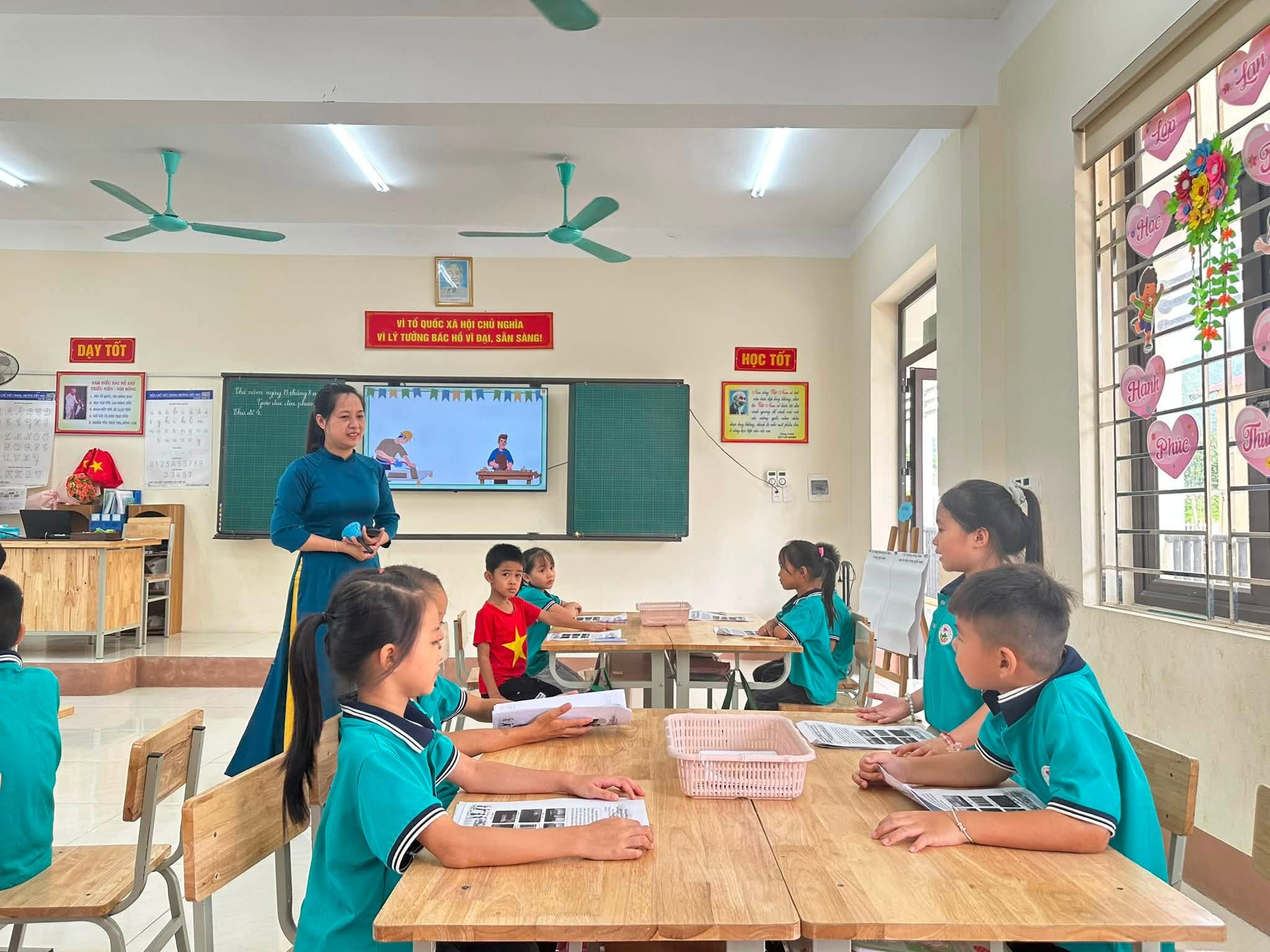 Tỉnh Thái Nguyên xác định tiếp tục đầu tư cơ sở vật chất, giải quyết tình trạng thừa, thiếu giáo viên, thúc đẩy chuyển đổi số, ứng dụng AI trong dạy học và quản lý, đồng thời bảo đảm cơ hội học tập cho học sinh ở khu vực miền núi, dân tộc thiểu số và địa bàn còn khó khăn