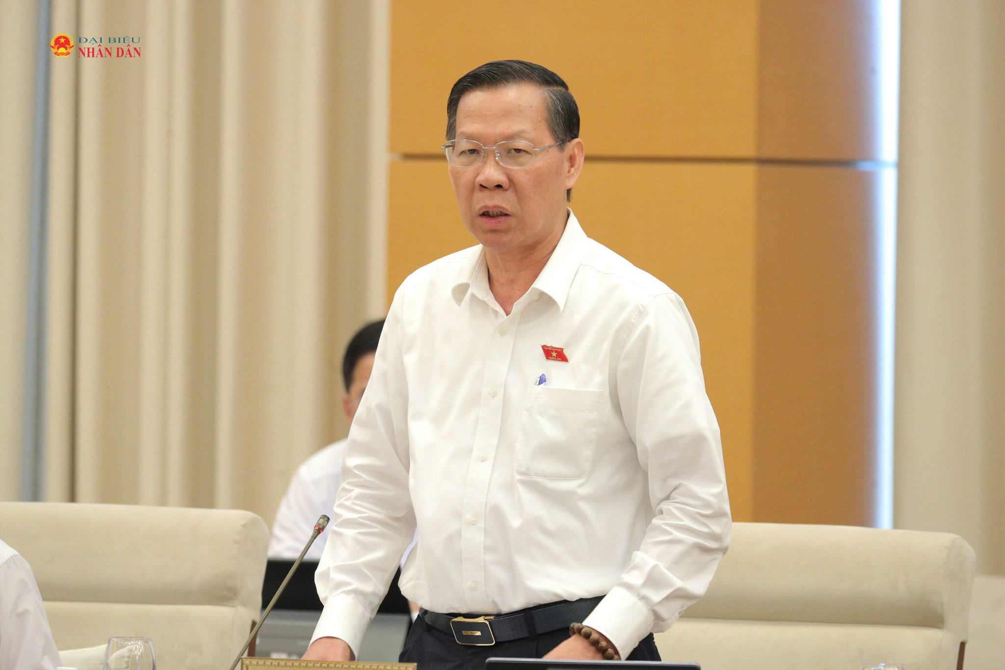 Chủ nhiệm Ủy ban Kinh tế và Tài chính Phan Văn Mãi trình bày Báo cáo thẩm tra