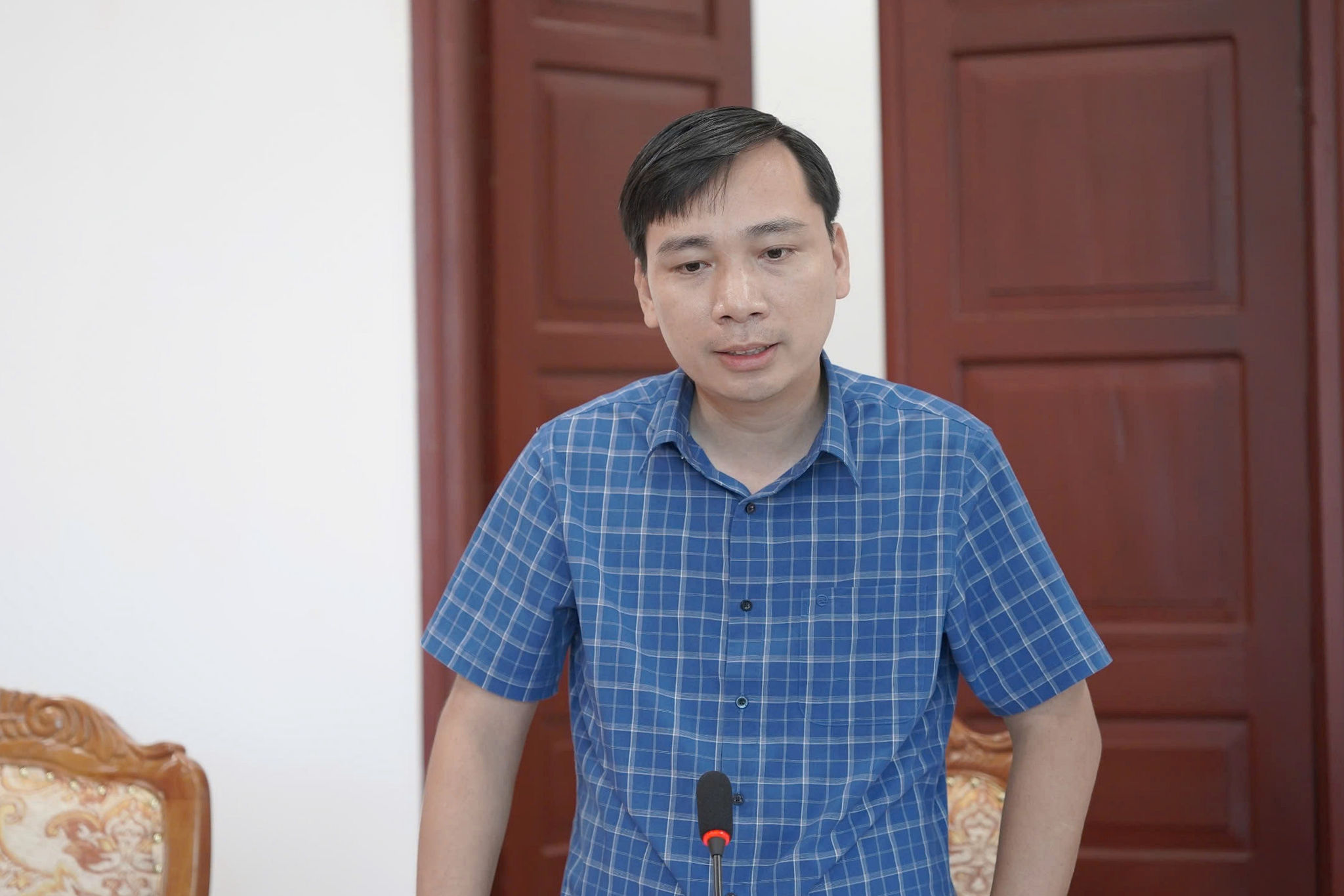 Đồng chí Phó Chủ tịch xã Trần Như Hợp làm rõ các nội dung ý kiến của Đoàn giám sát