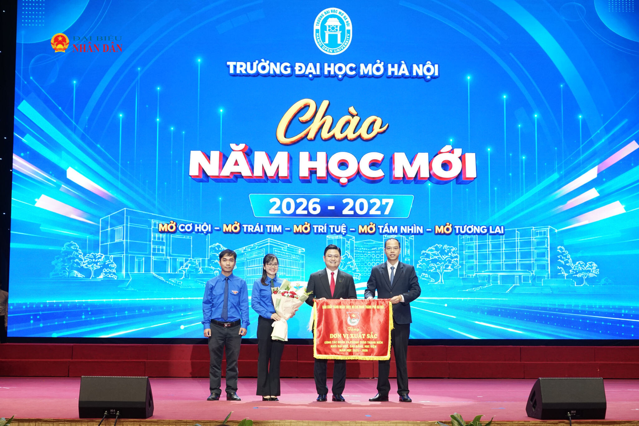 Bí thư Thành đoàn Hà Nội Nguyễn Tiến Hưng trao cờ thi đua cho Đoàn Thanh niên Cộng sản Hồ Chí Minh Trường Đại học Mở Hà Nội - Đơn vị xuất sắc trong công tác Đoàn và phong trào thanh niên khối Đại học, Học viện, Cao đẳng năm học 2025-2026 của Thành Đoàn Hà Nội