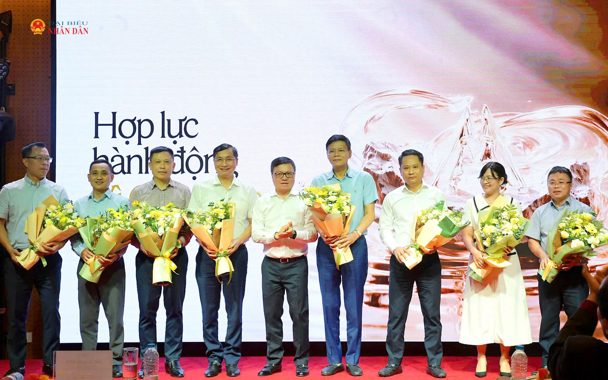 Ban tổ chức trao Huy hiệu Hợp lực cho các đơn vị, cá nhân đồng hành cùng Human Act Prize