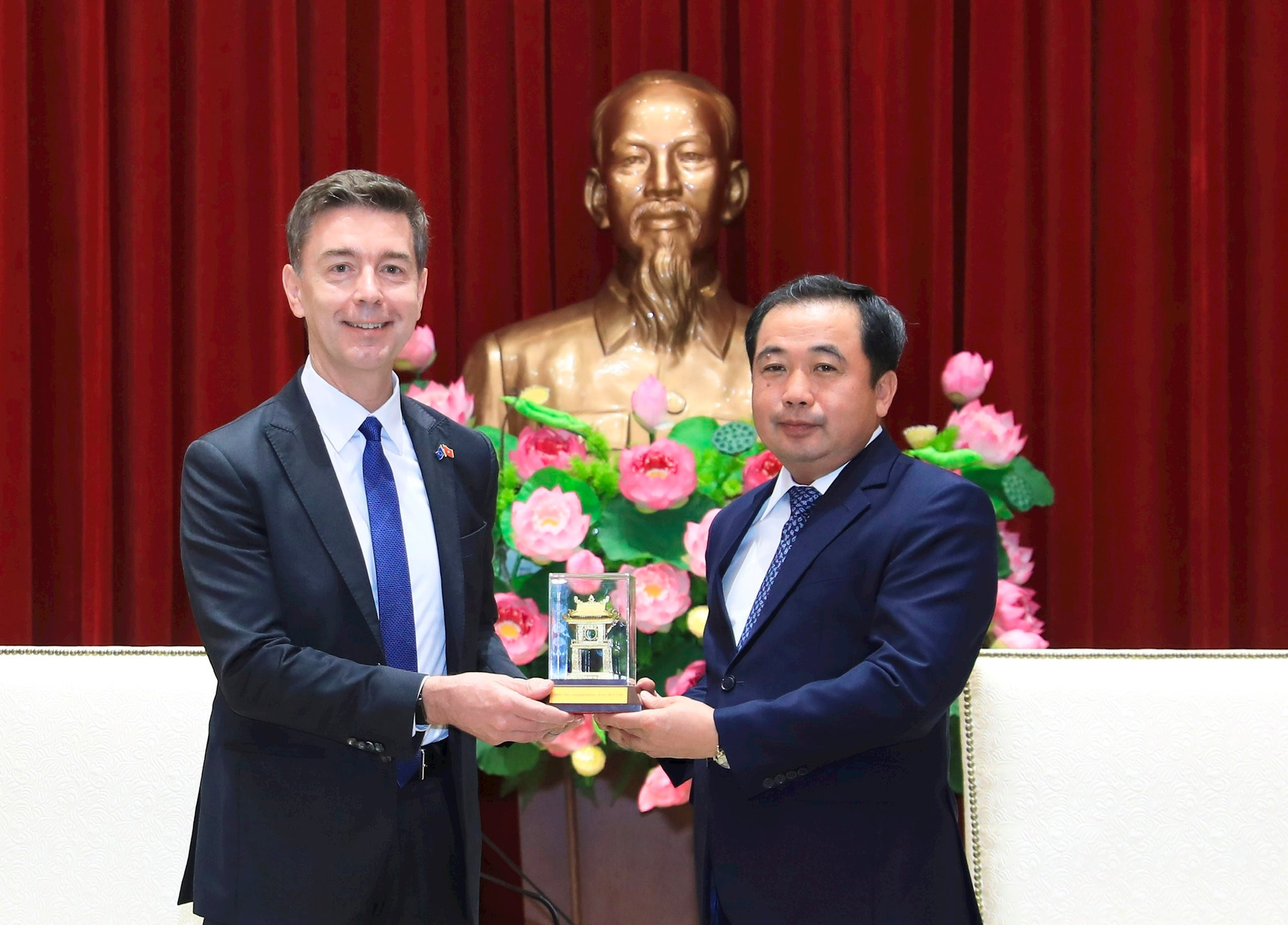 Bí thư Thành ủy Trần Đức Thắng trao quà lưu niệm của Thủ đô Hà Nội tặng Đại sứ Julien Guerrier