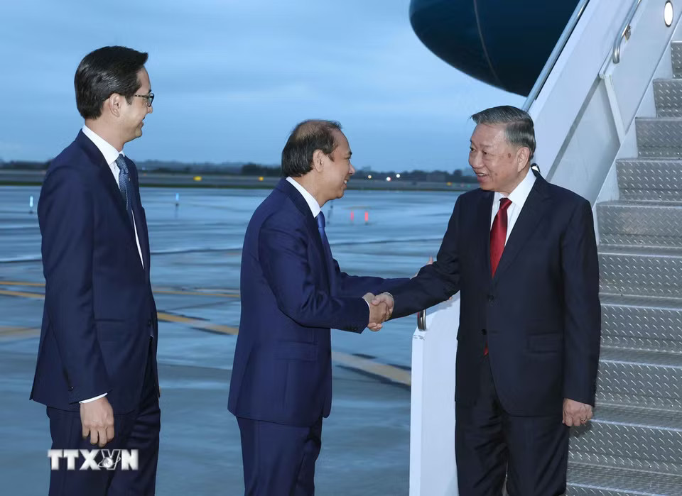 Đại sứ Việt Nam tại Hoa Kỳ Nguyễn Quốc Dũng và Đại sứ Đỗ Hùng Việt, Trưởng Phái đoàn Thường trực Việt Nam tại Liên Hợp Quốc đón Tổng Bí thư, Chủ tịch nước Tô Lâm tại sân bay quốc tế John F.Kennedy, thành phố New York