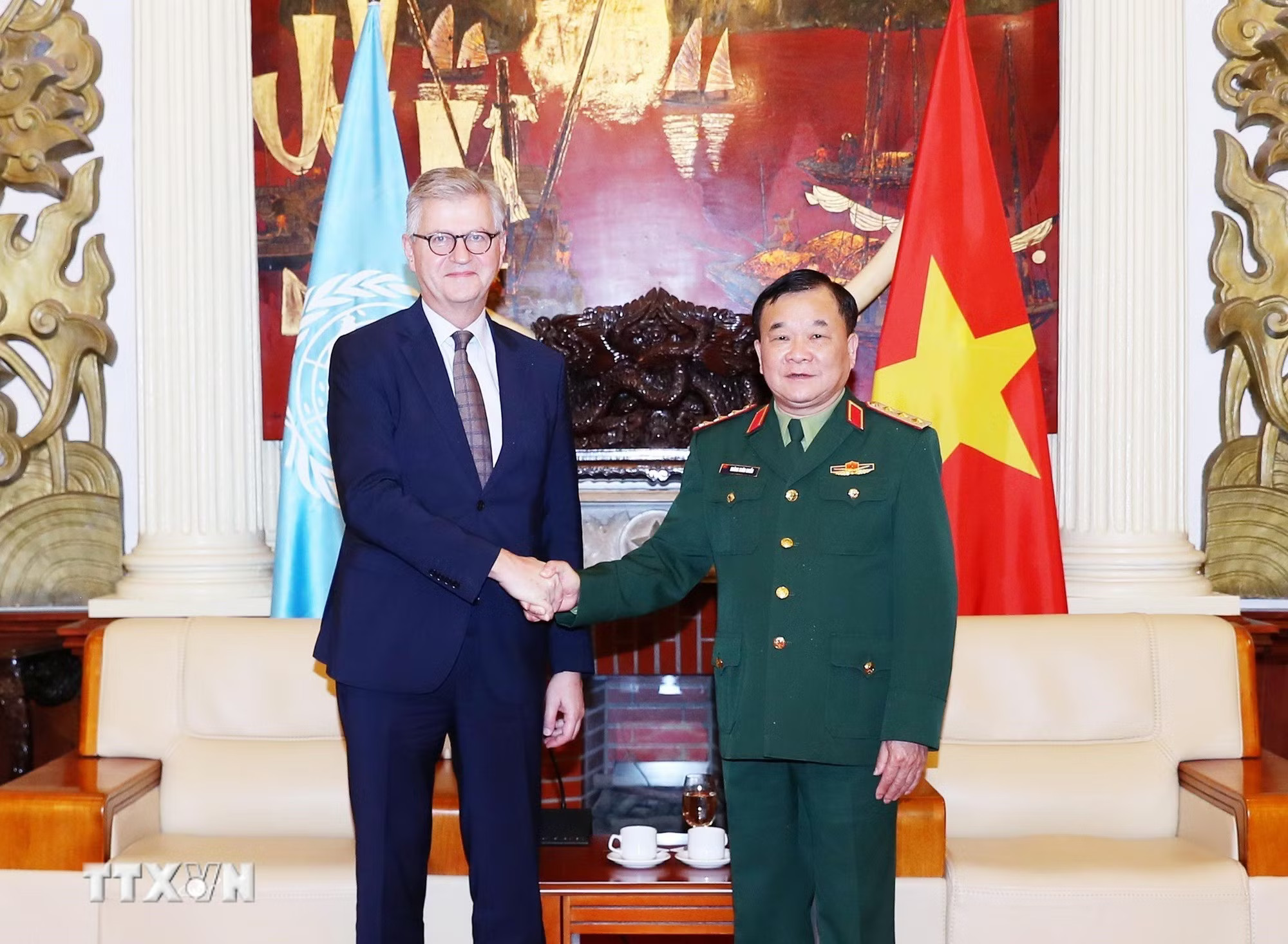 Thứ trưởng Bộ Quốc phòng Hoàng Xuân Chiến tiếp Phó Tổng Thư ký LHQ Jean-Pierre Lacroix. (