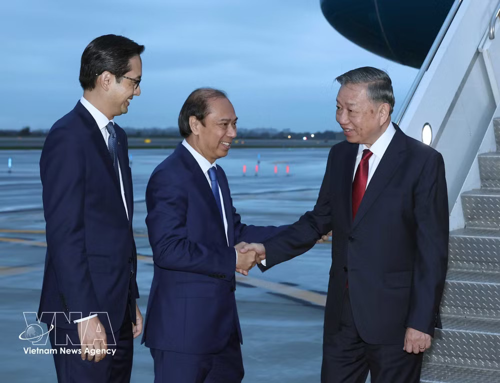 Vietnamese Ambassador to the US Nguyen Quoc Dung and Ambassador and Permanent Representative of Vietnam to the UN Do Hung Viet welcome General Secretary of the Communist Party of Vietnam Central Committee and President To Lam at John F. Kennedy international airport. (Photo: VNA) vnanet_potal-to-lam-unga81-arrive-2.jpg