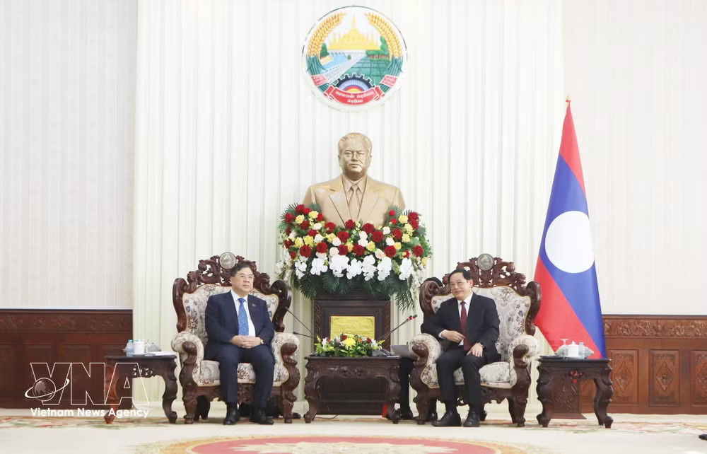 Standing Deputy Prime Minister Pham Gia Tuc (left) and Lao Prime Minister Sonexay Siphandone at their meeting in Vientiane on September 21, 2026 (Photo: VNA) vnanet-pham-gia-tuc-sonexay-siphandone.jpg