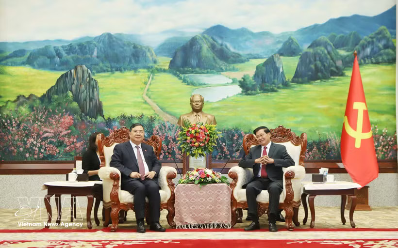 Standing Deputy Prime Minister Pham Gia Tuc (left) meets with Party General Secretary and President of Laos Thongloun Sisoulith in Vientiane on September 21, 2026. (Photo: VNA)