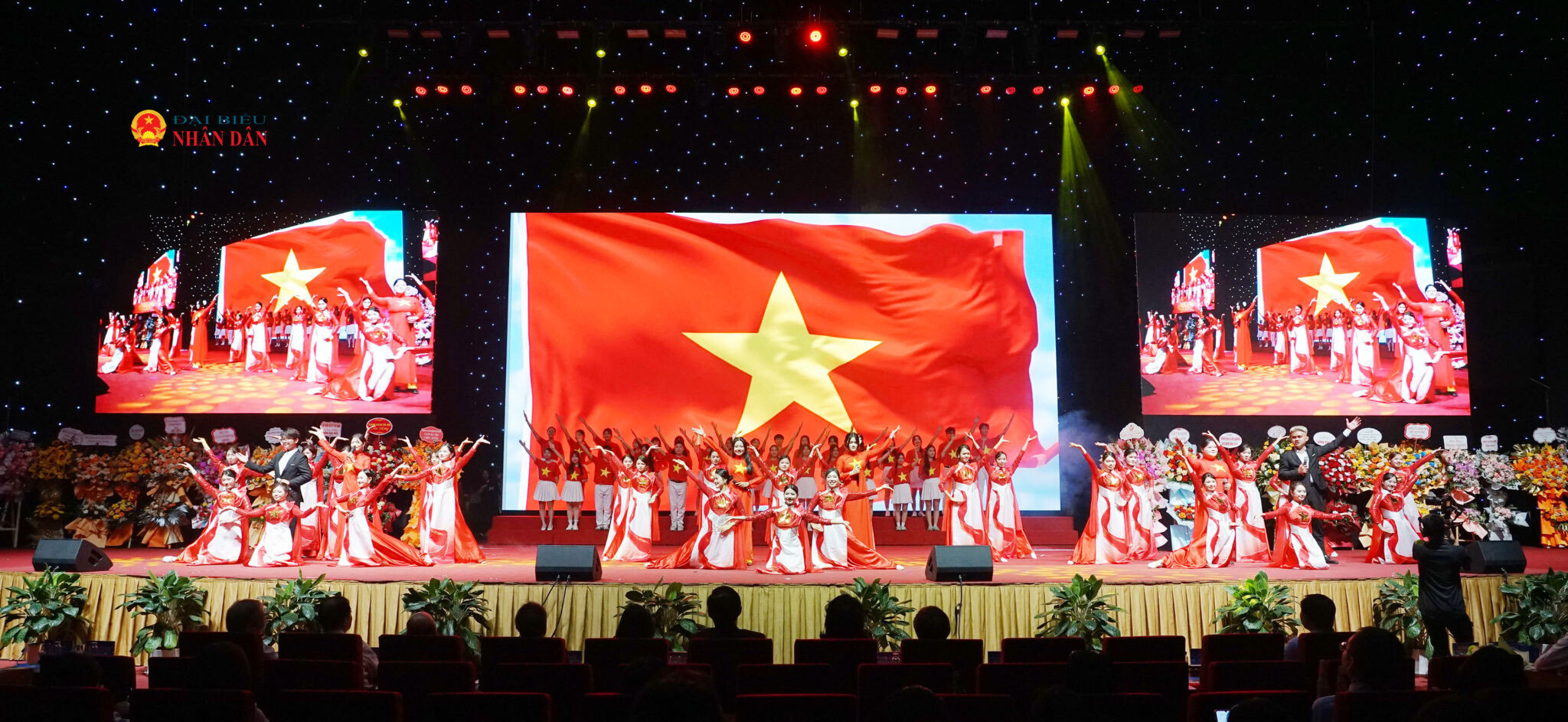 Các tiết mục văn nghệ chào mừng do sinh viên Trường Đại học Mở Hà Nội biểu diễn