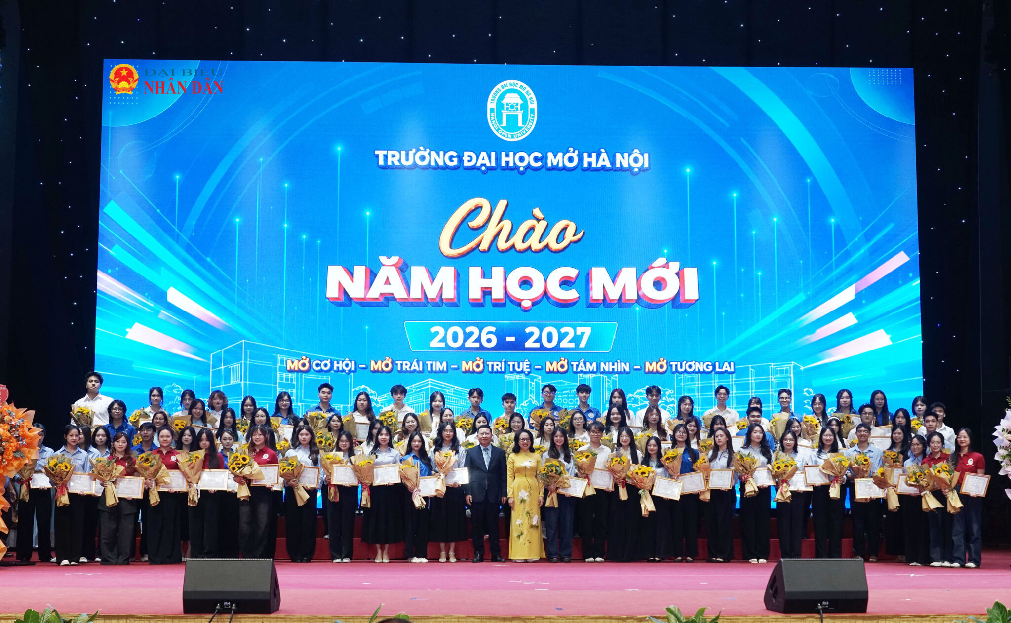 TS. Trần Văn Đạt - Phó vụ trưởng vụ HSSV và Bí thư Đảng ủy, Hiệu trưởng Trường Đại học Mở Hà Nội, PGS.TS Nguyễn Thị Nhung trao học bổng cho sinh viên