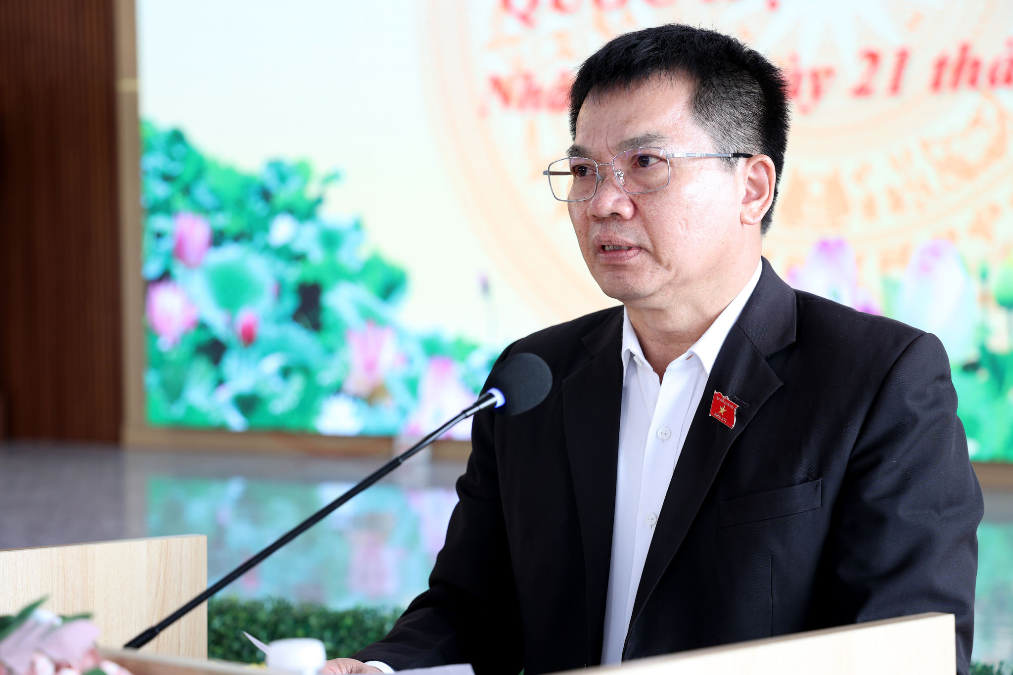 Phó trưởng Đoàn chuyên trách Đoàn ĐBQH tỉnh Lâm Đồng Dương Khắc Mai phát biểu tại hội nghị