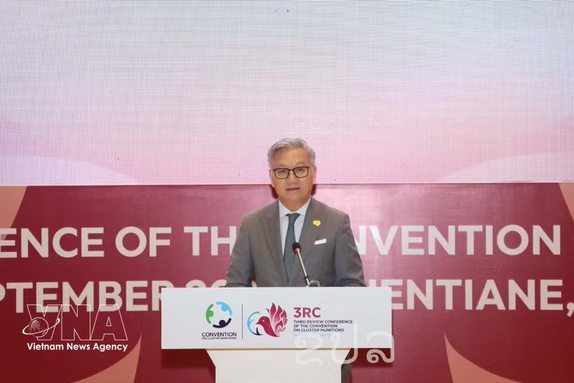 Lao Deputy Prime Minister, Minister of Foreign Affairs and Chairman of the National Regulatory Authority for Unexploded Ordnance (UXO)/Mine Action Sector Thongsavanh Phomvihane delivers his closing remark at the conference. (Photo: VNA)