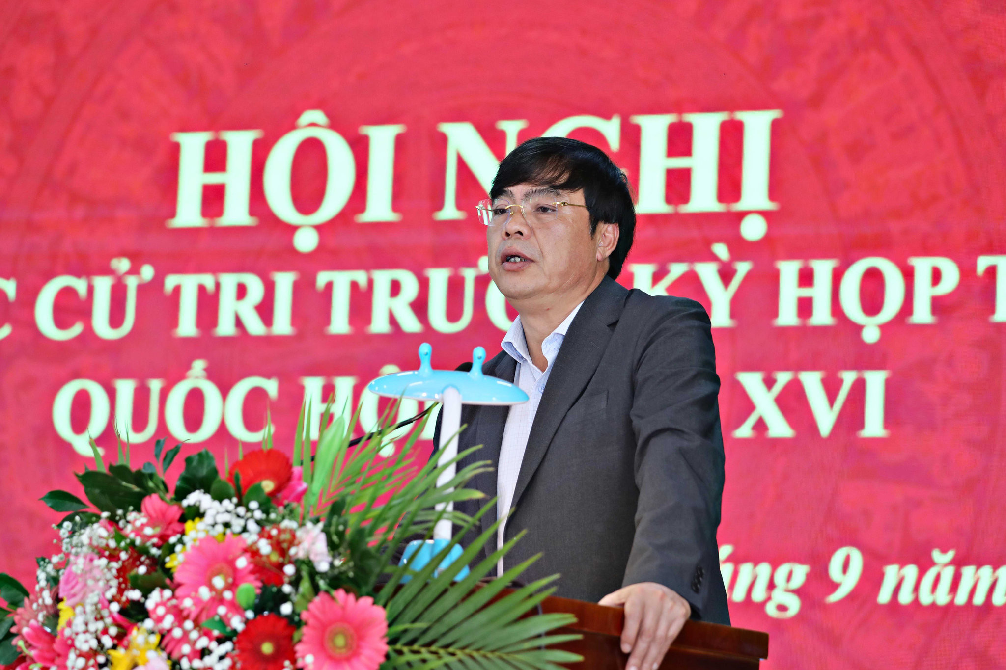 Phó trưởng Đoàn chuyên trách Đoàn ĐBQH tỉnh Lâm Đồng Đặng Đức Hiệp phát biểu tại hội nghị