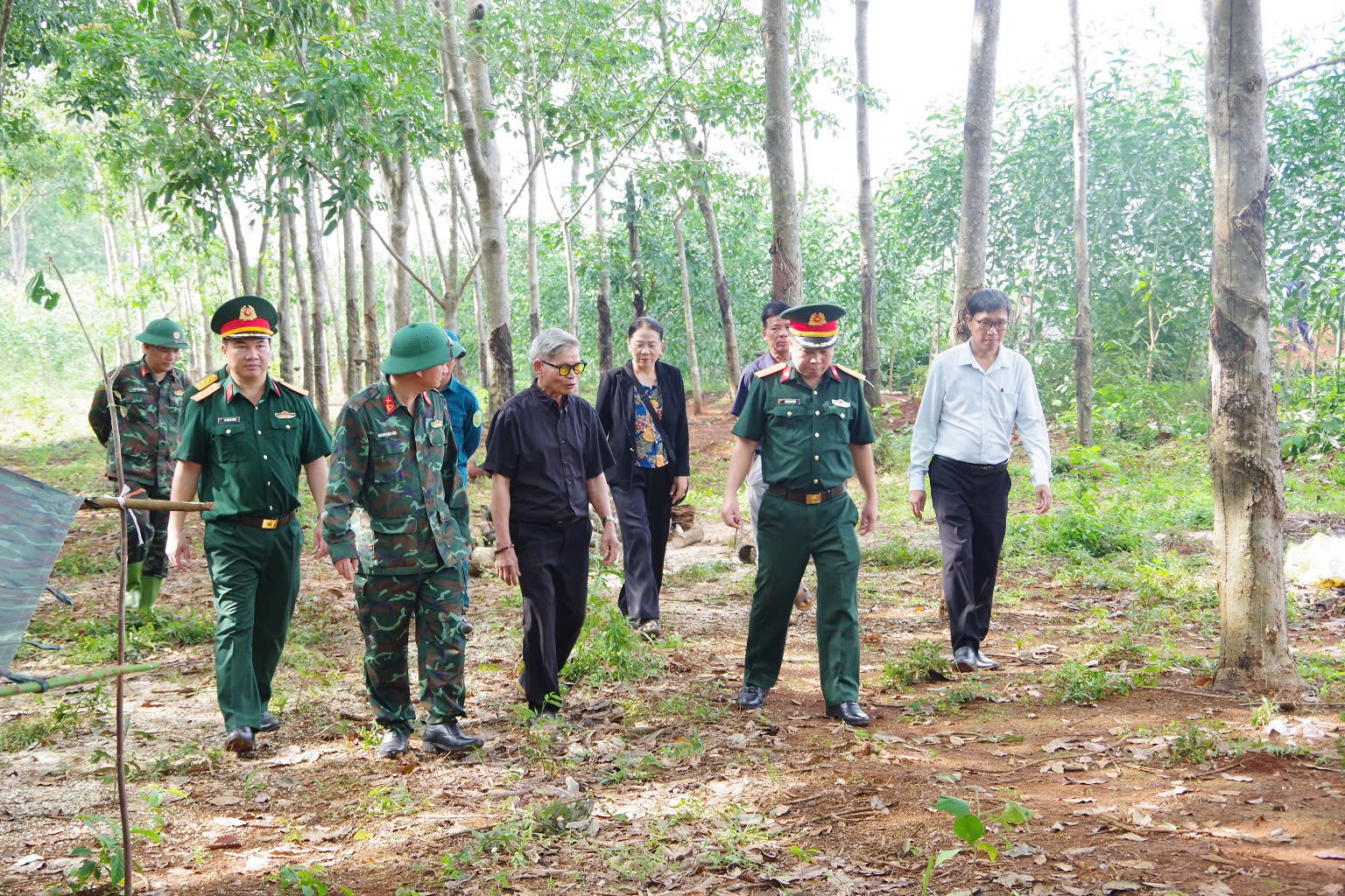 Đoàn công tác đã đến khu vực Dốc Miếu, xã Gio Linh kiểm tra, chỉ đạo triển khai tìm kiếm hài cốt 11 liệt sĩ đặc công hy sinh trong trận đánh ngày 29/4/1965. Ảnh Võ Linh