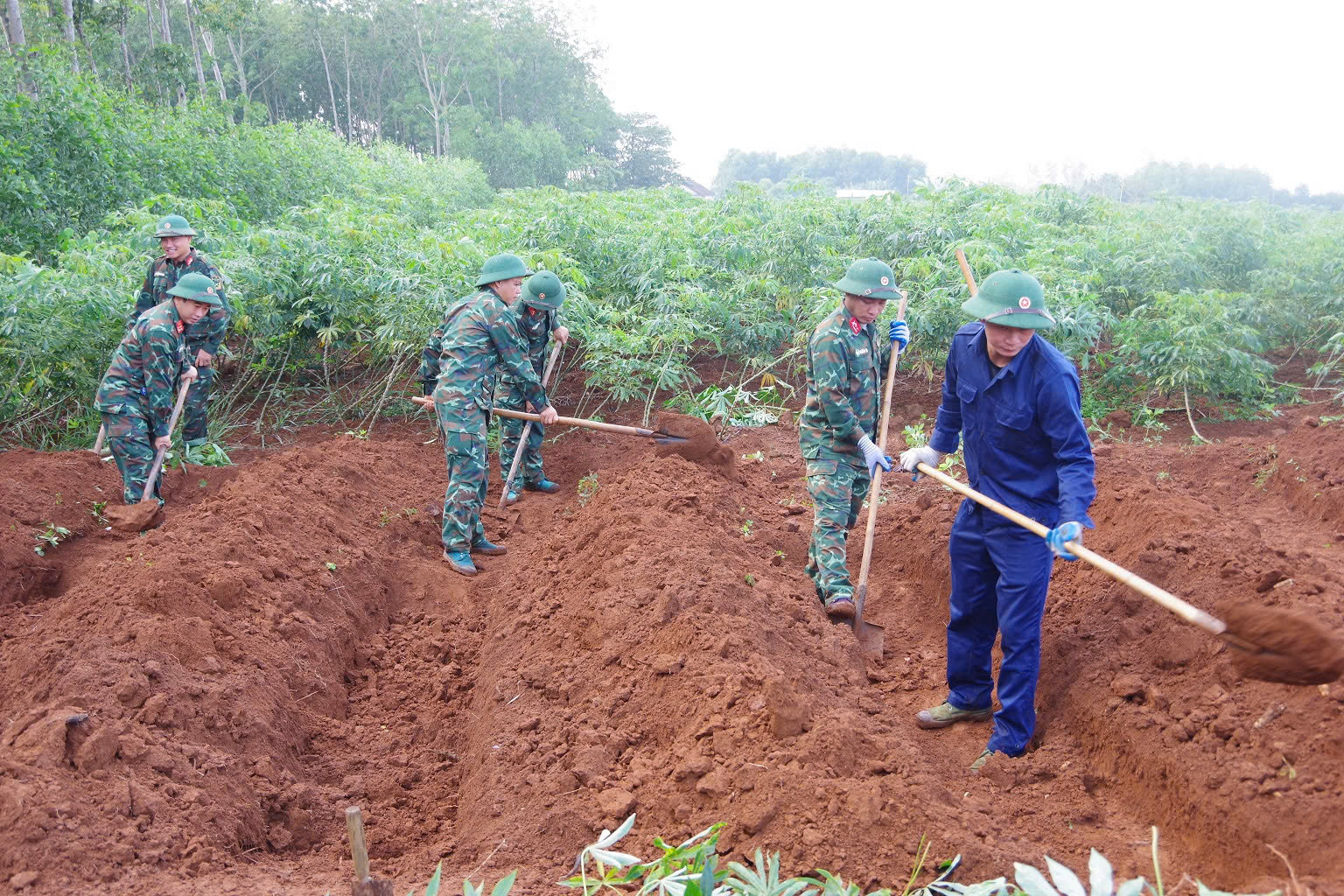 Đội Tìm kiếm, quy tập hài cốt liệt sĩ số 2, Phòng Chính trị, Bộ CHQS tỉnh tiến hành tìm kiếm hài cốt 11 liệt sĩ đặc công hy sinh trong trận đánh ngày 29/4/1965. Ảnh Võ Linh