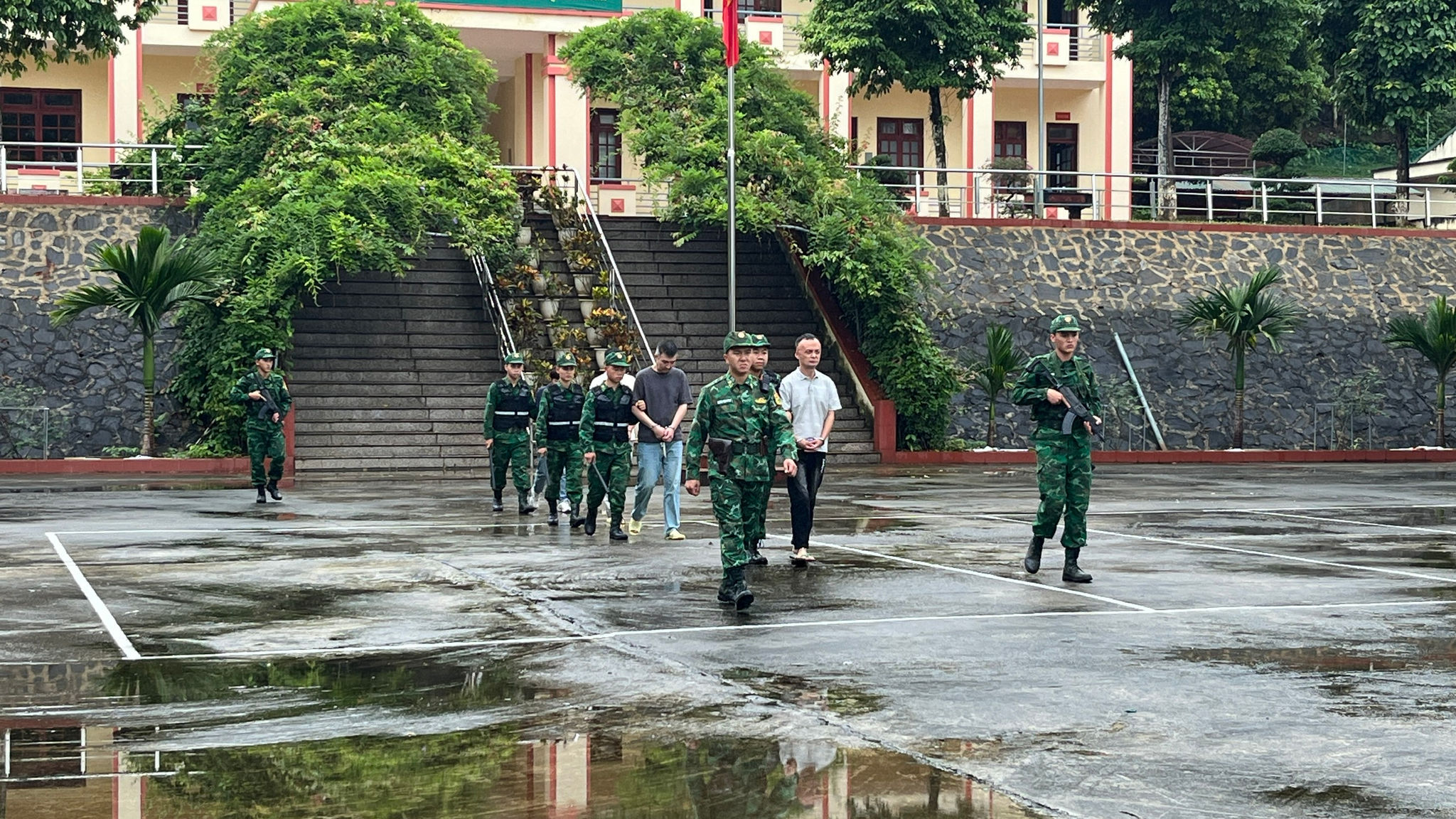Đơi tượng Lưu Trí Quân bị bắt giữ tại khu vực cửa khẩu.