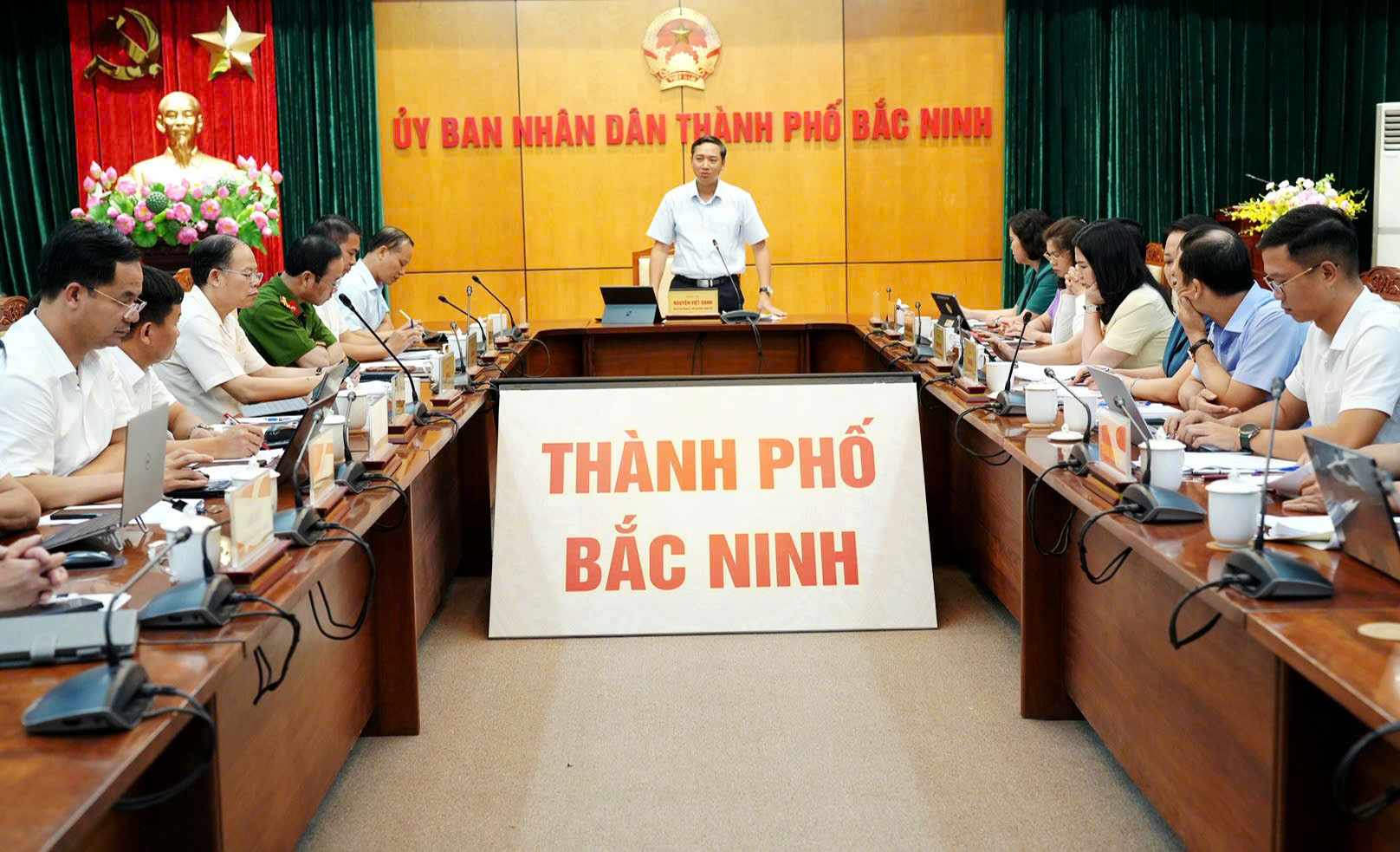 Phó Bí thư Thành uỷ, Chủ tịch HĐND thành phố Nguyễn Việt Oanh phát biểu tại buổi làm việc