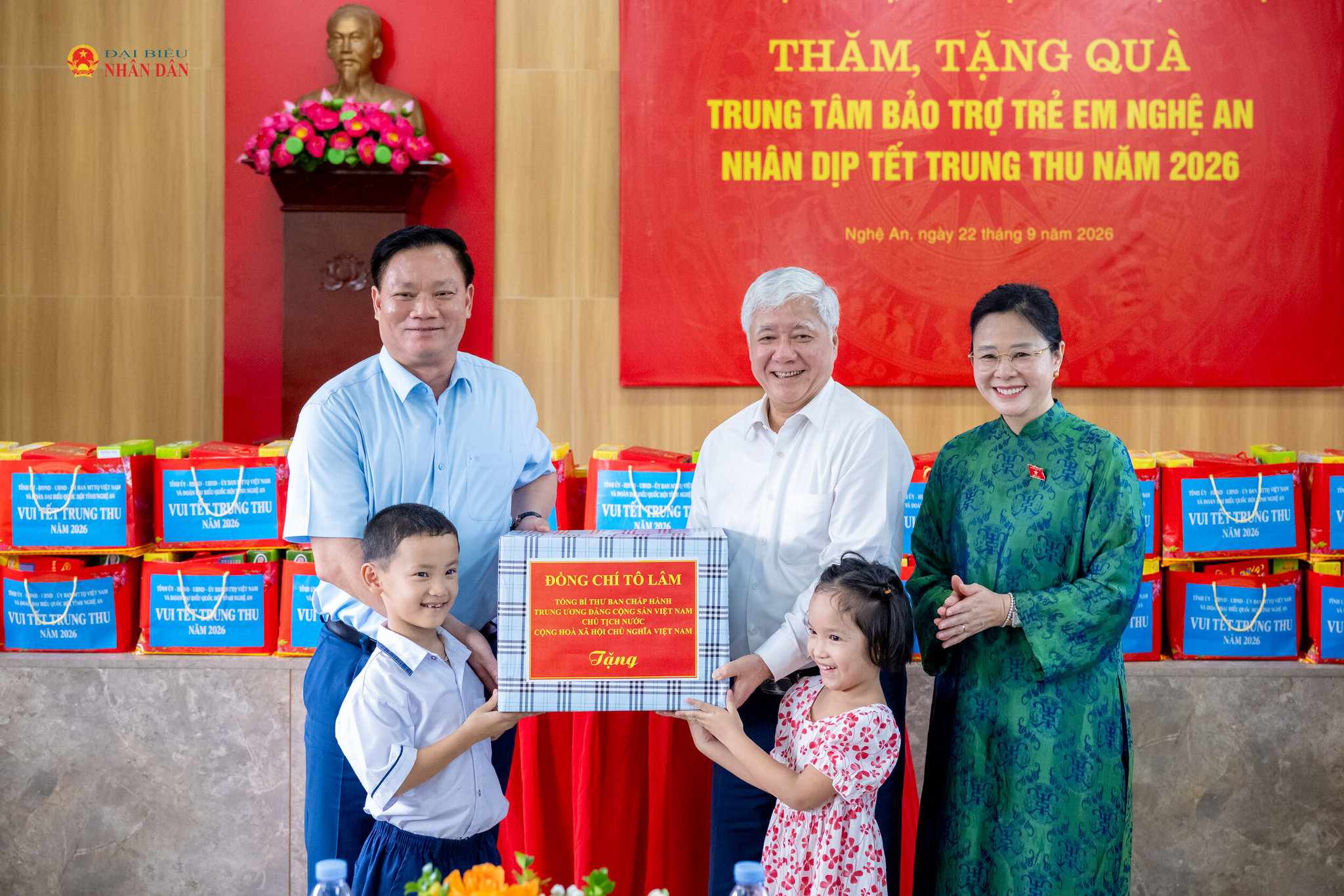 Phó Chủ tịch Thường trực Quốc hội Đỗ Văn Chiến trao quà của Tổng Bí thư, Chủ tịch nước tặng các cháu thiếu niên, nhi đồng