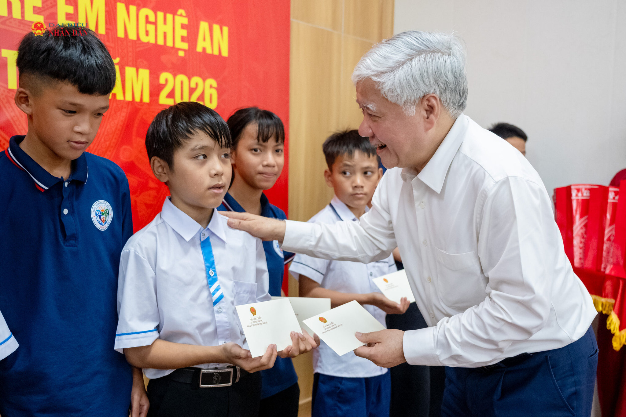 Phó Chủ tịch Thường trực Quốc hội Đỗ Văn Chiến trao quà tặng các cháu thiếu niên, nhi đồng tại Trung tâm Bảo trợ trẻ em Nghệ An và Trung tâm Công tác xã hội Nghệ An