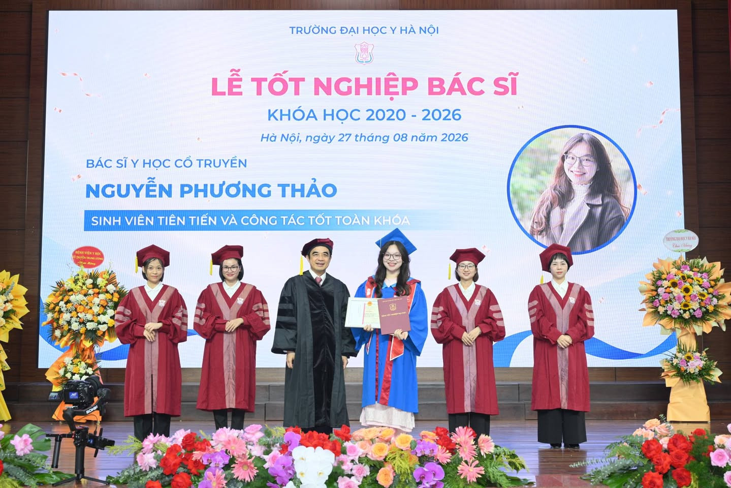 Nguyễn Phương Thảo nhận bằng tốt nghiệp từ GS.TS Nguyễn Hữu Tú, Hiệu trưởng Trường Đại học Y Hà Nội trong Lễ tốt nghiệp bác sĩ năm 2026