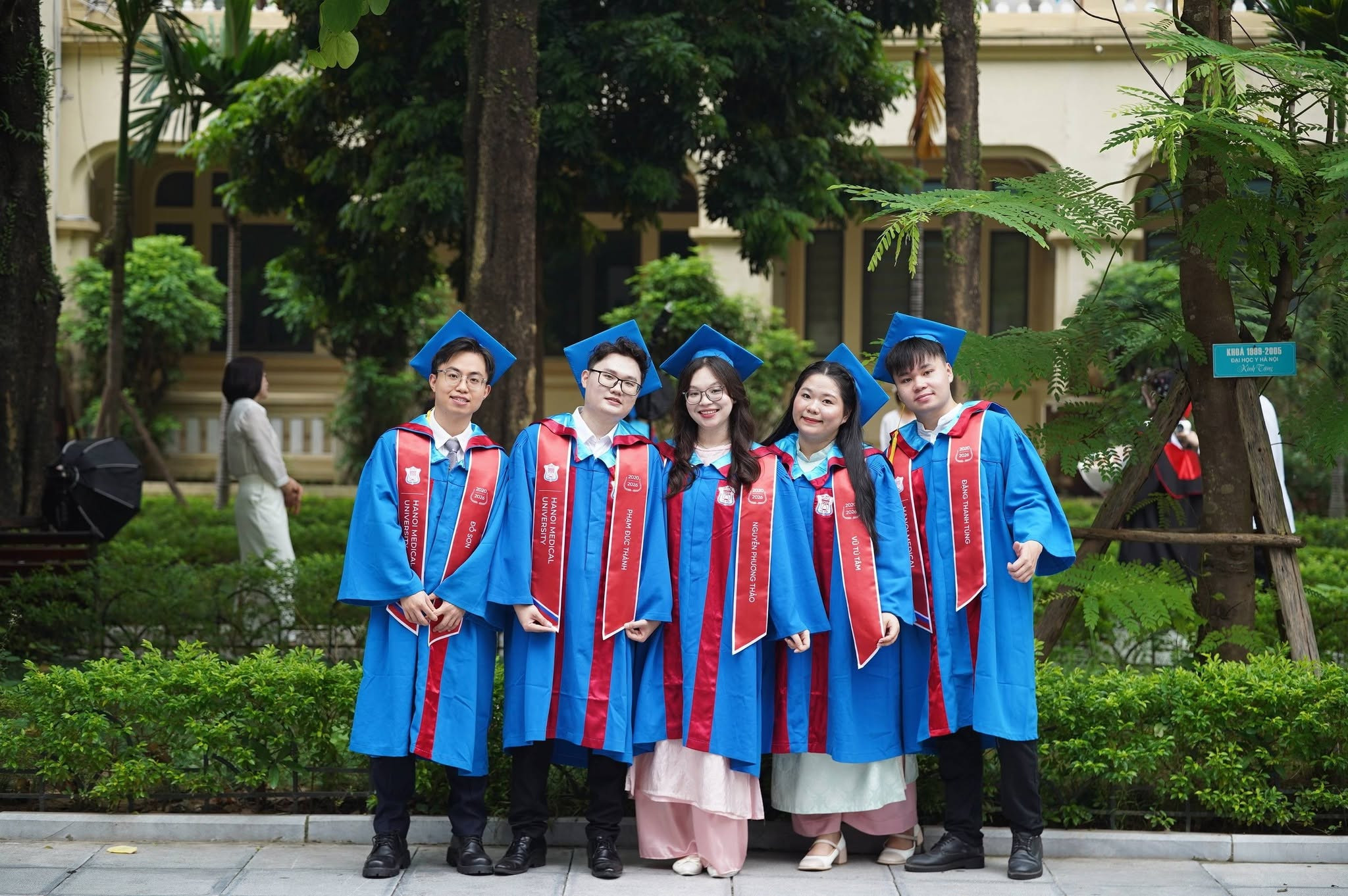 Thành và Thảo cùng những người bạn đã đồng hành cùng nhau trong suốt những năm tháng đại học