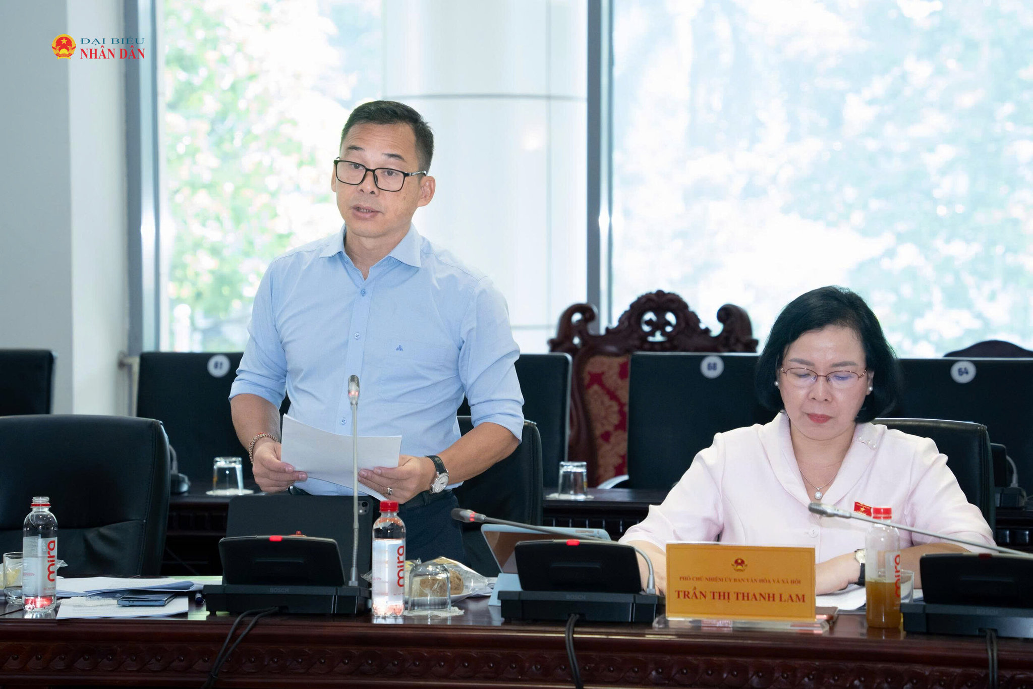 ĐBQH hoạt động chuyên trách tại Ủy ban Văn hóa và Xã hội Đỗ Hoàng Việt trình bày dự thảo báo cáo thẩm tra