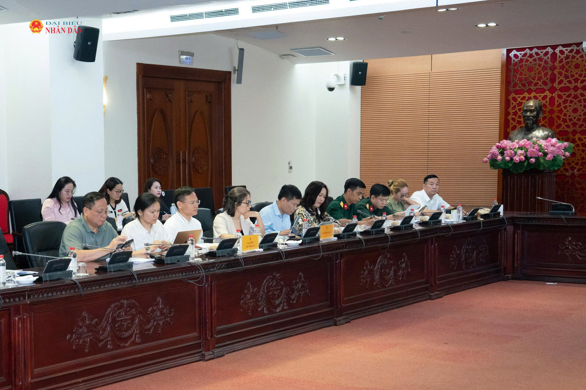Đại diện các bộ, ngành tham dự phiên họp