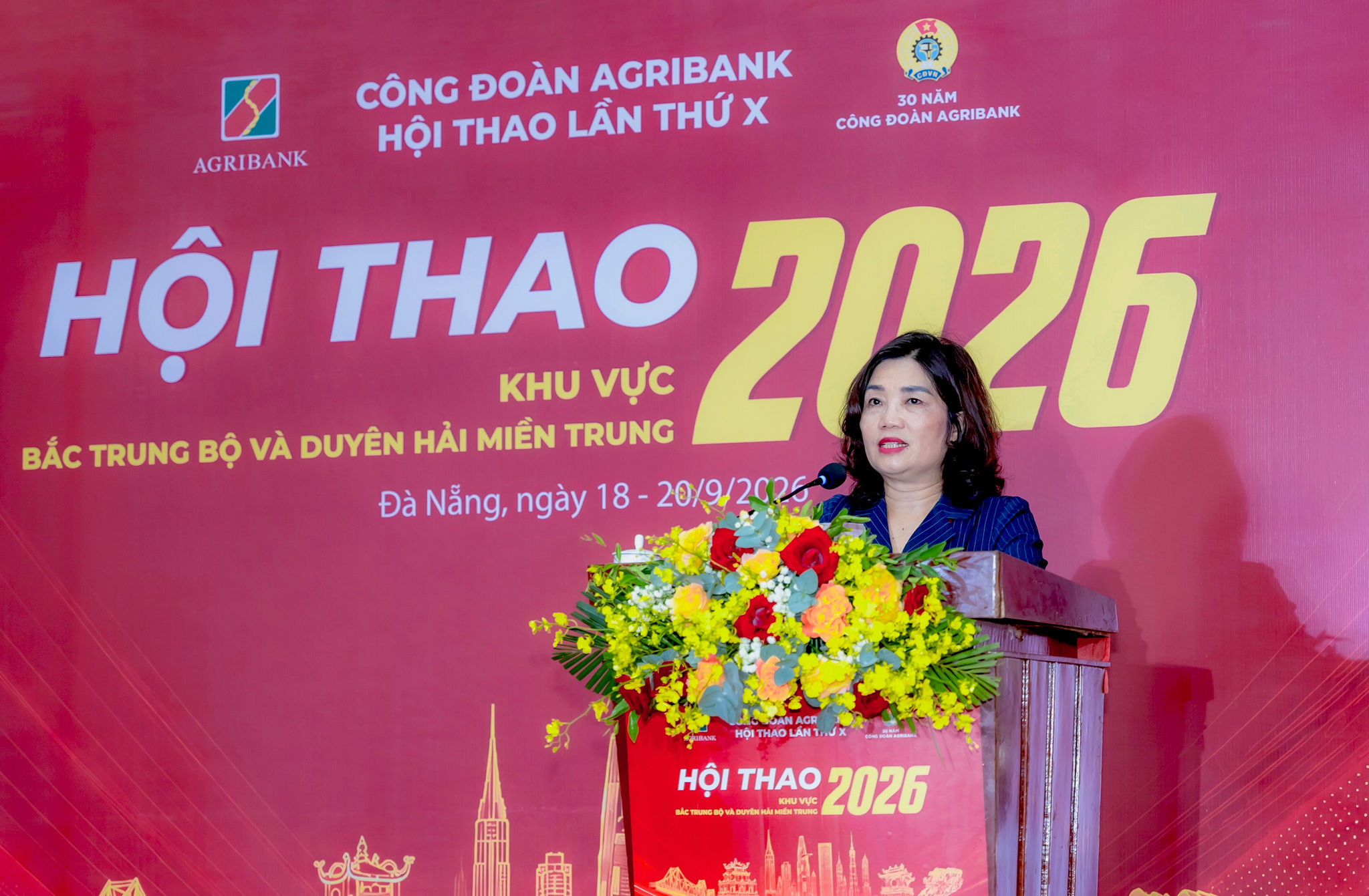Bà Từ Thị Kim Thanh - Ủy viên Ban Chấp hành Đảng bộ, Thành viên Hội đồng Thành viên, Chủ tịch Công đoàn Agribank phát biểu chào mừng Hội thao