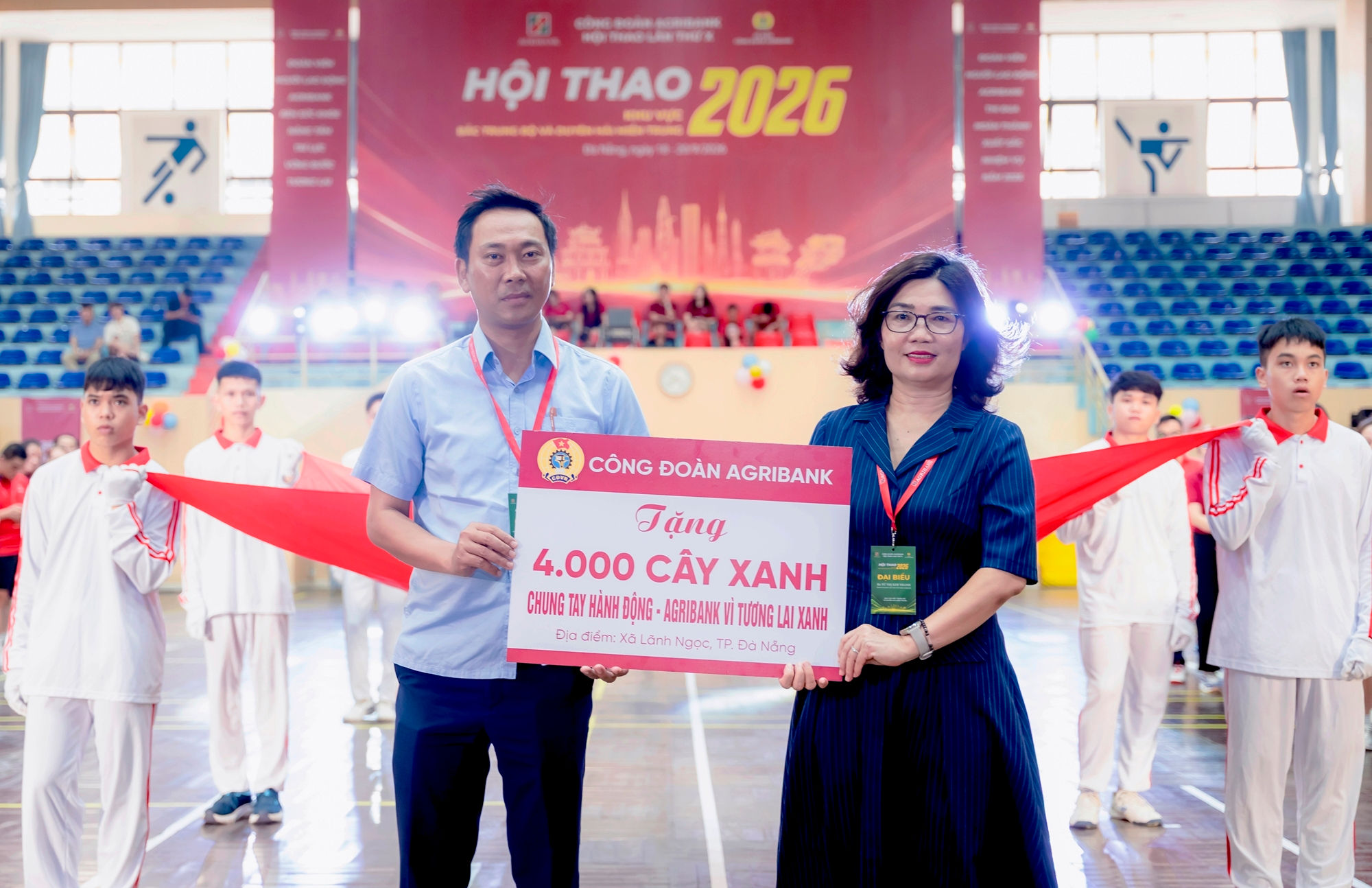 Bà Từ Thị Kim Thanh - Chủ tịch Công đoàn Agribank trao tặng công trình 4.000 cây xanh cho Đại diện UBND xã Lãnh Ngọc, thành phố Đà Nẵng