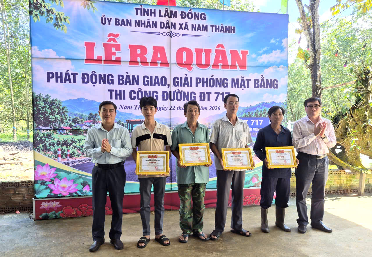 Chủ tịch UBND xã Nam Thành khen thưởng đột xuất 2 tập thể, 4 hộ gia đình và một cá nhân