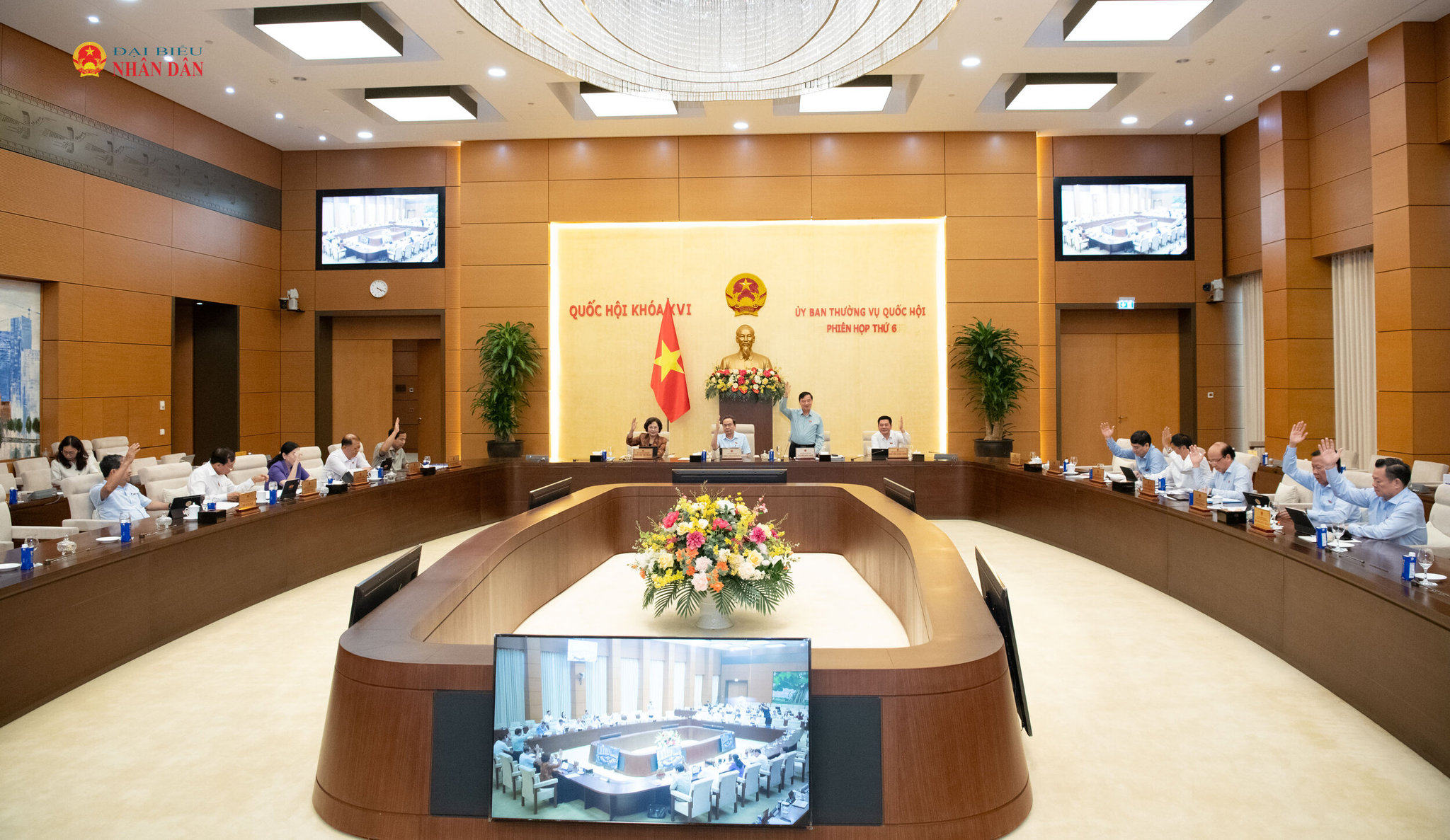 Các thành viên Ủy ban Thường vụ Quốc hội biểu quyết thông qua dự thảo Nghị quyết. Ảnh: Lâm Hiển.