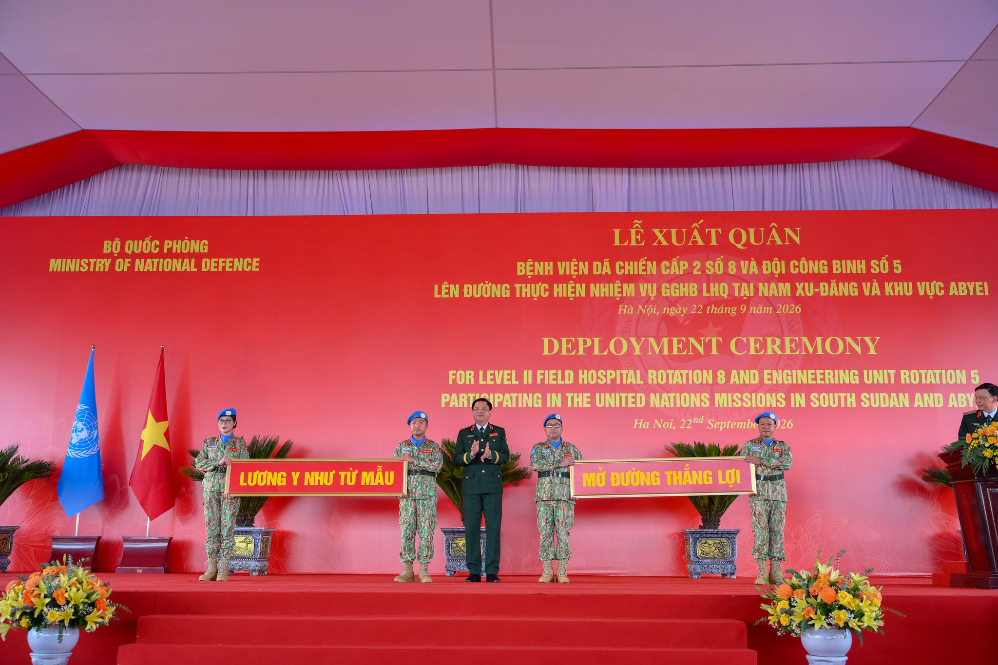 Thượng tướng Nguyễn Trường Thắng đã trao biểu tượng “Mở đường thắng lợi”, “Lương y như từ mẫu” cho hai đơn vị