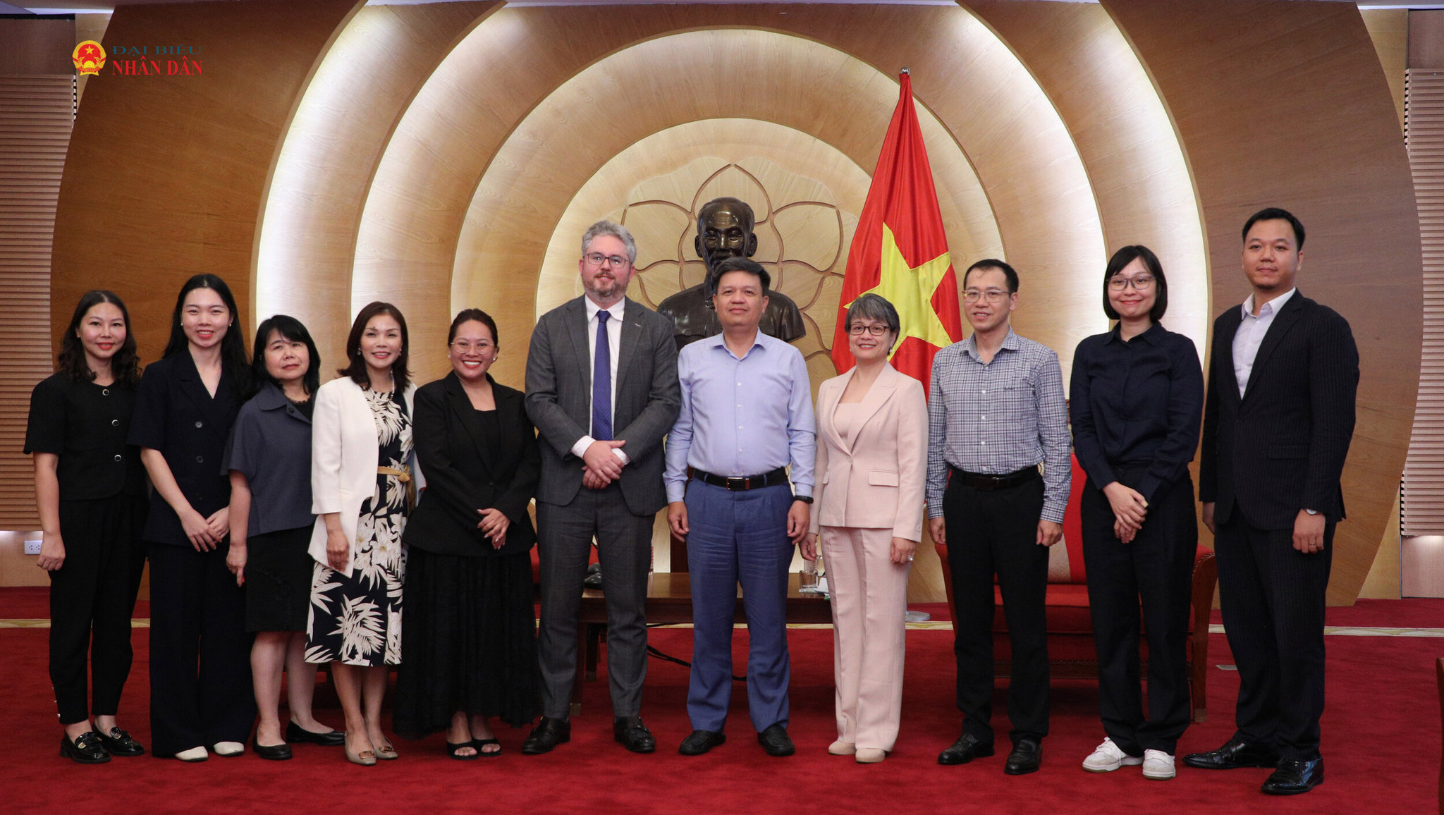 Các đại biểu chụp hình lưu niệm tại buổi làm việc