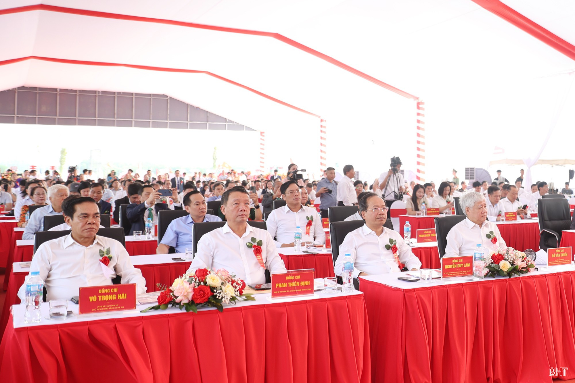 Các đại biểu dự lễ khởi công