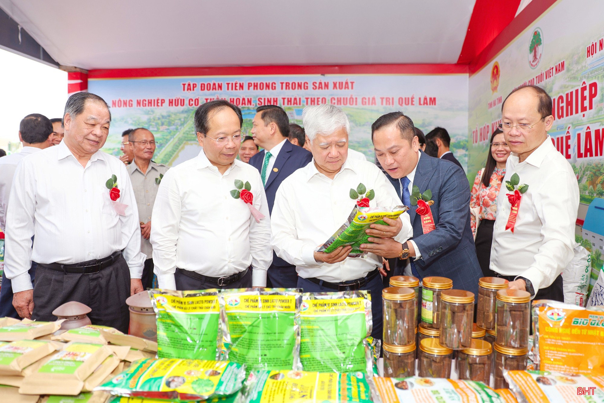 Lãnh đạo Trung ương và tỉnh Hà Tĩnh tham quan gian hàng trưng bày sản phẩm của Tập đoàn Quế Lâm.