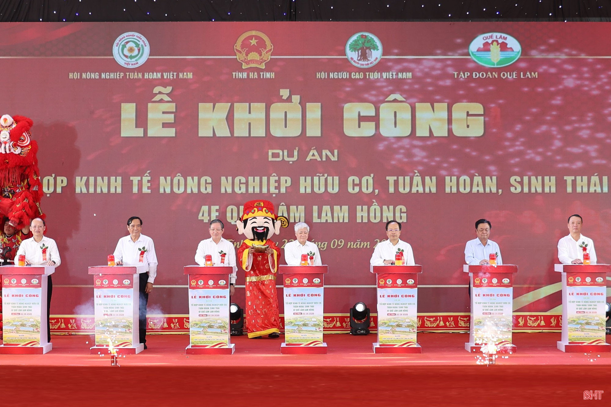 Phó Chủ tịch Thường trực Quốc hội Đỗ Văn Chiến và các đại biểu thực hiện nghi thức bấm nút khởi công Dự án Tổ hợp kinh tế nông nghiệp hữu cơ, tuần hoàn, sinh thái 4F Quế Lâm Lam Hồng
