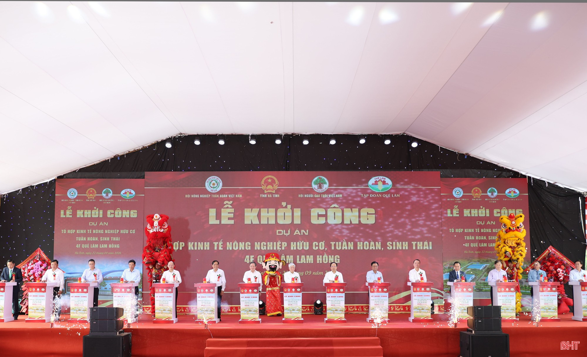 Phó Chủ tịch Thường trực Quốc hội Đỗ Văn Chiến và các đại biểu thực hiện nghi thức bấm nút khởi công Dự án Tổ hợp kinh tế nông nghiệp hữu cơ, tuần hoàn, sinh thái 4F Quế Lâm Lam Hồng