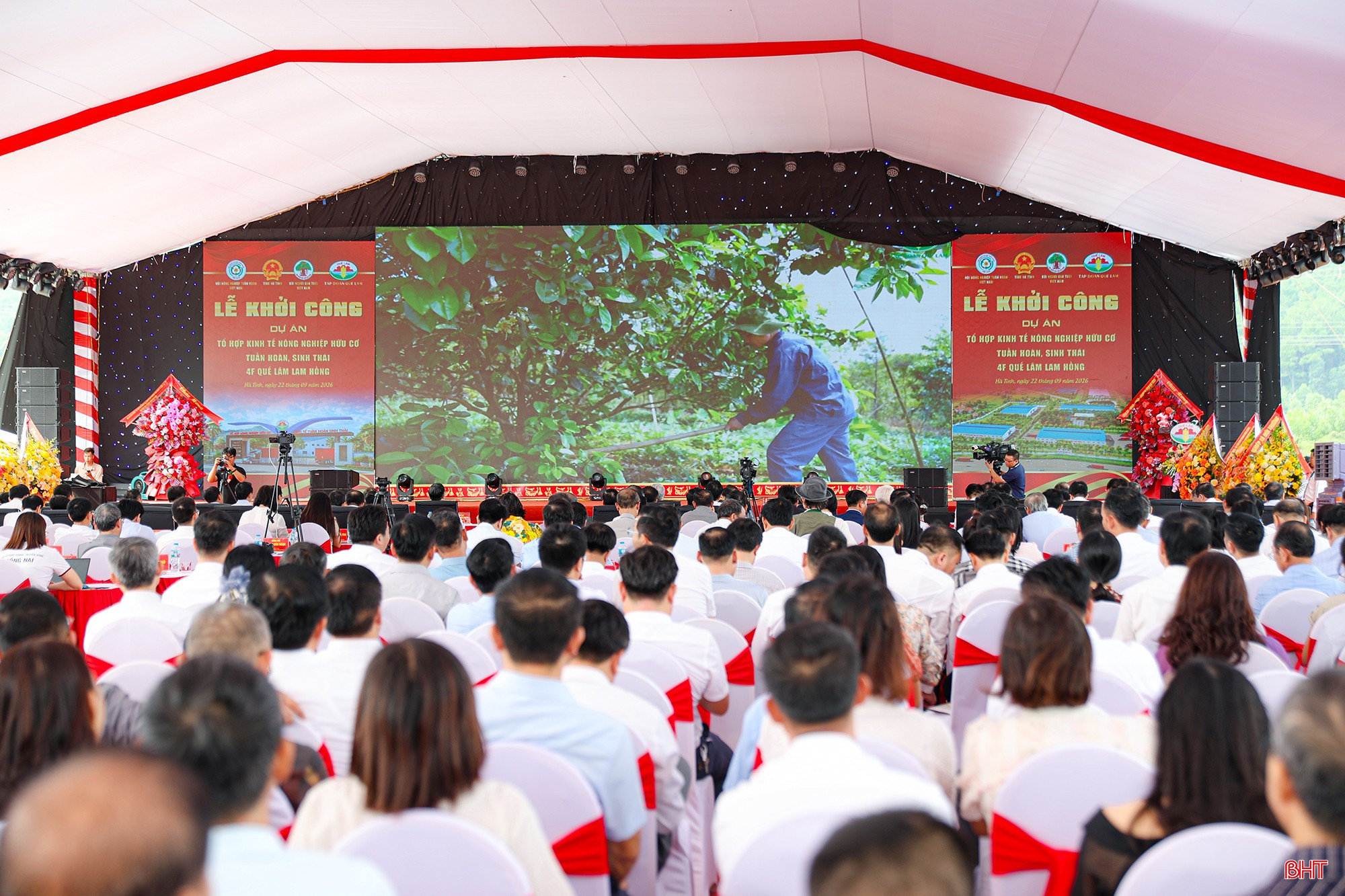 Các đại biểu theo dõi phim tư liệu tổng hợp về hành trình gieo mầm xanh của Tập đoàn Quế Lâm