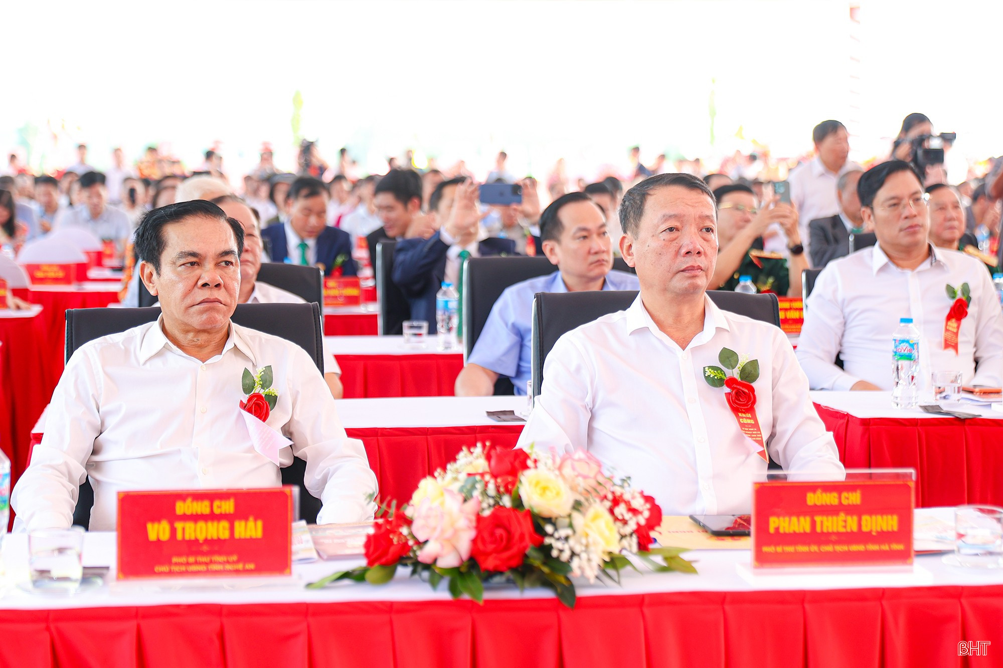 Phó Bí thư Tỉnh ủy, Chủ tịch UBND tỉnh Hà Tĩnh Phan Thiên Định và Phó Bí thư Tỉnh ủy, Chủ tịch UBND tỉnh Nghệ An Võ Trọng Hải dự lễ khởi công