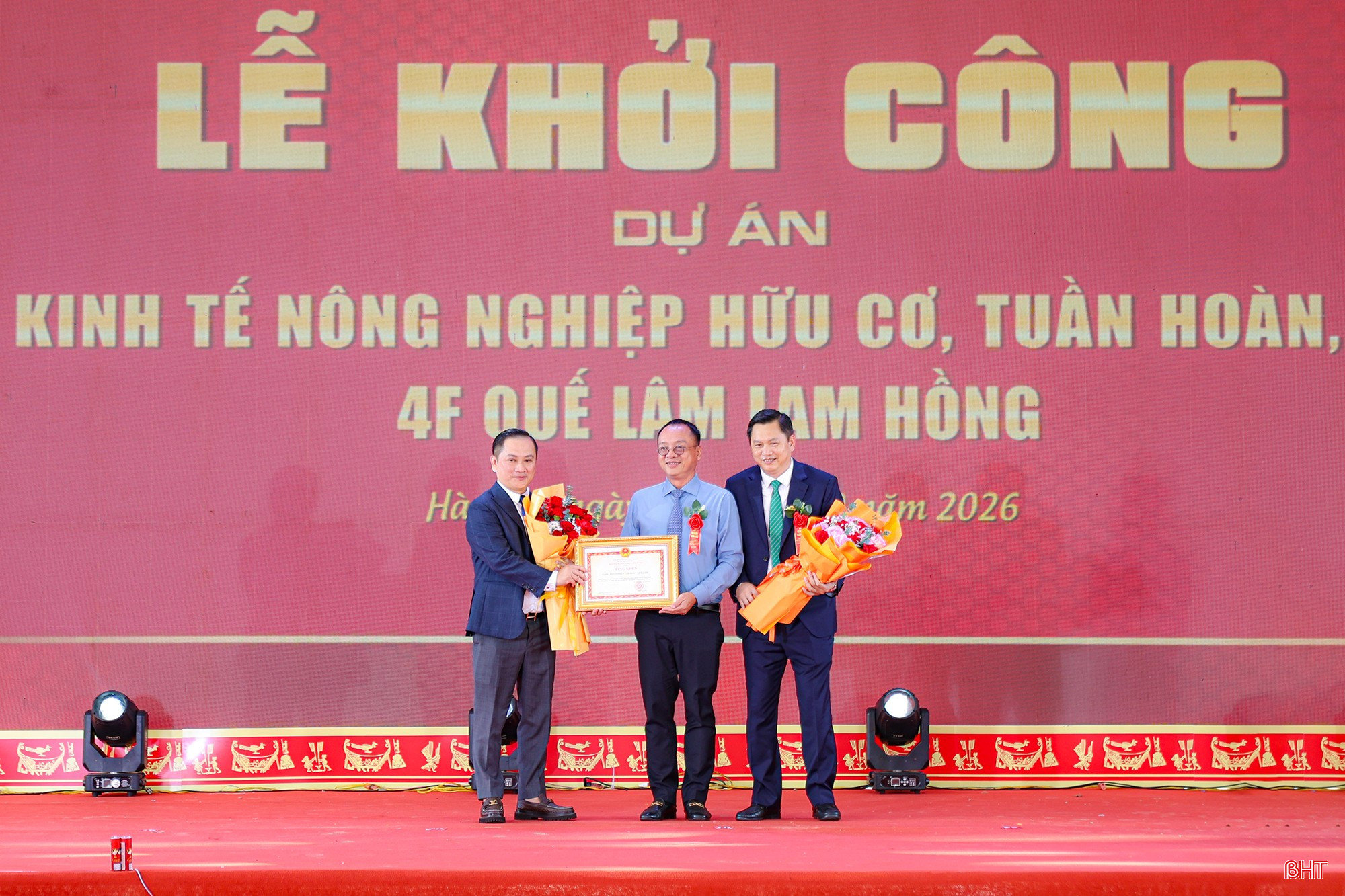 Phó Bí thư chuyên trách Đảng ủy Bộ Nông nghiệp và Môi trường Ngô Hồng Giang trao Bằng khen của Bộ Nông nghiệp và Môi trường cho Tập đoàn Quế Lâm