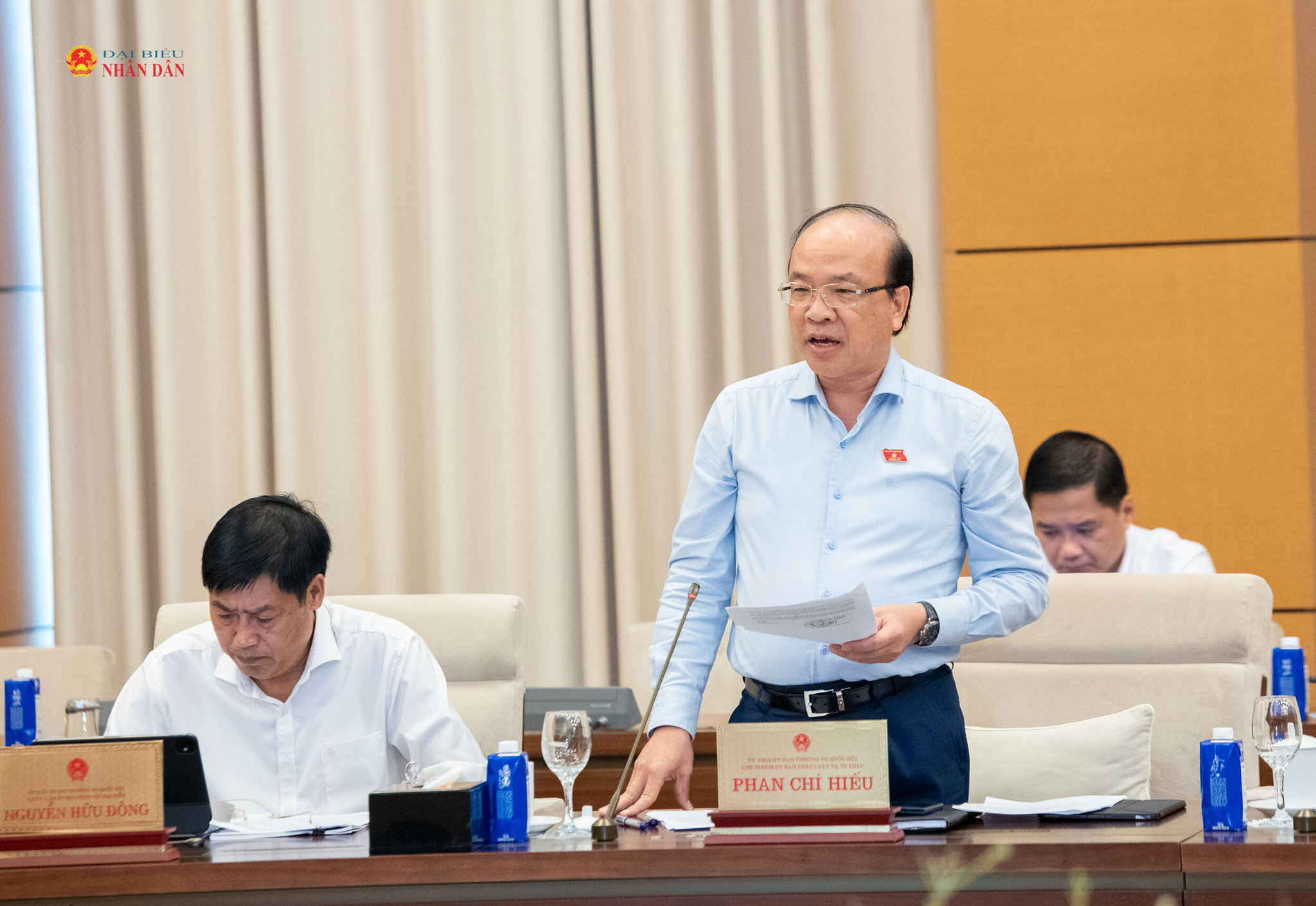 Chủ nhiệm Ủy ban Pháp luật và Tư pháp Phan Chí Hiếu trình bày báo cáo thẩm tra. Ảnh: Lâm Hiển