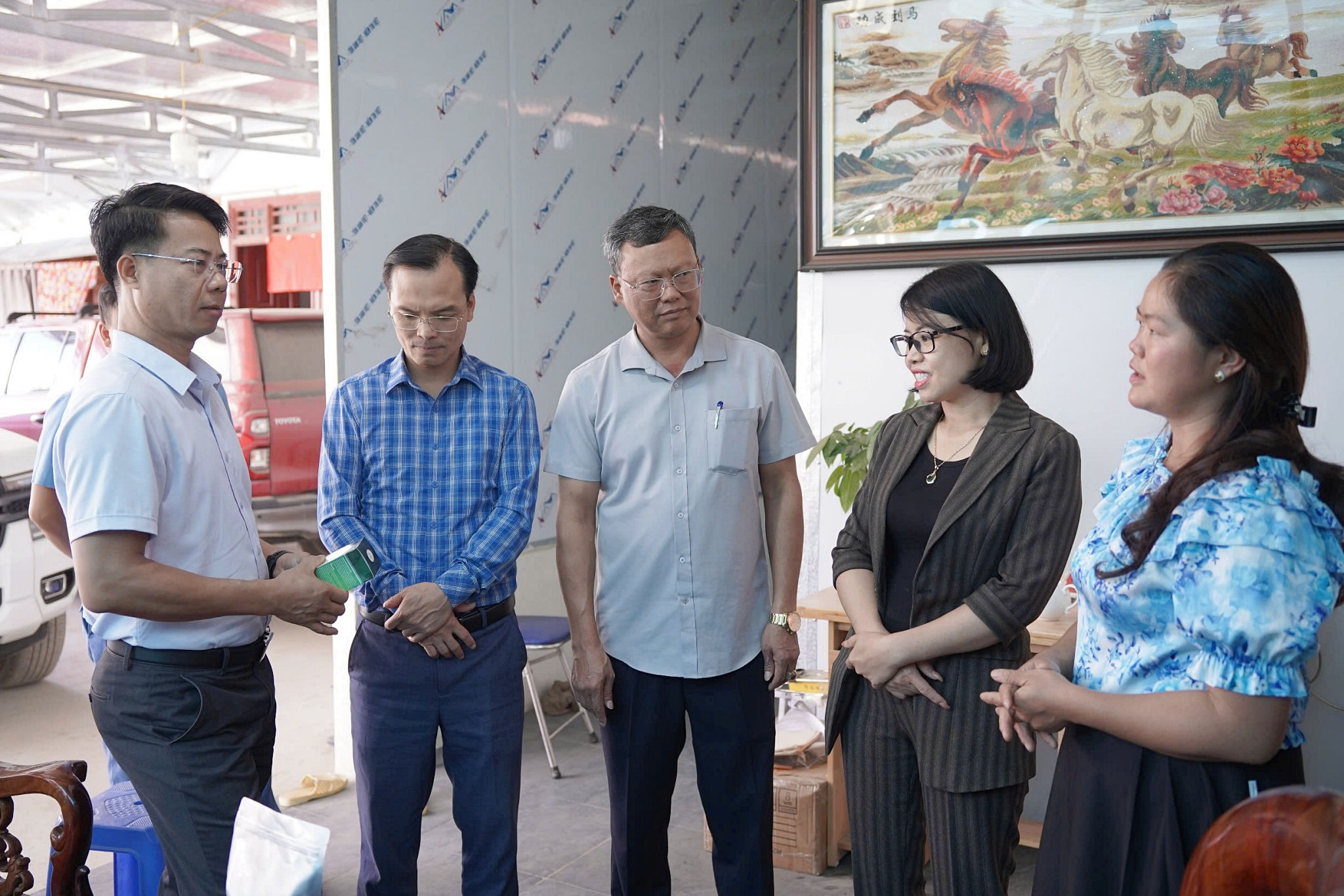 Đoàn giám sát khảo sát thực tế tại Hợp tác xã Mý Giao.