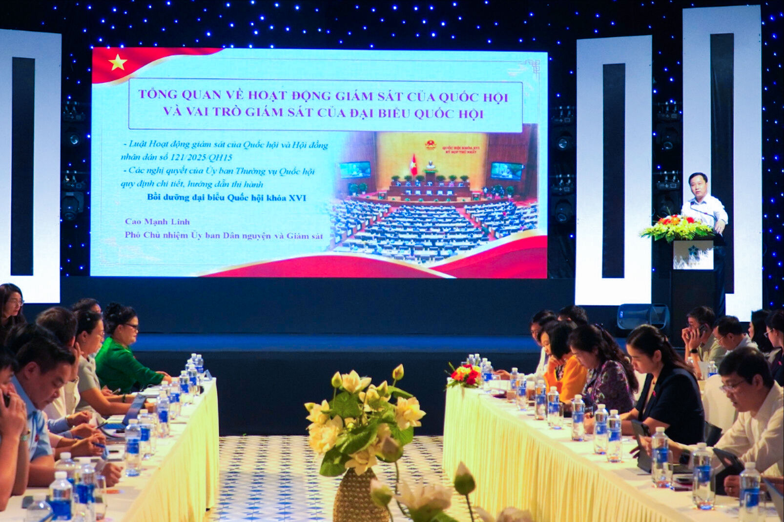 Phó Chủ nhiệm Ủy ban Dân nguyện và Giám sát Cao Mạnh Linh trình bày chuyên đề tổng quan về hoạt động giám sát của Quốc hội và vai trò của ĐBQH. Ảnh: