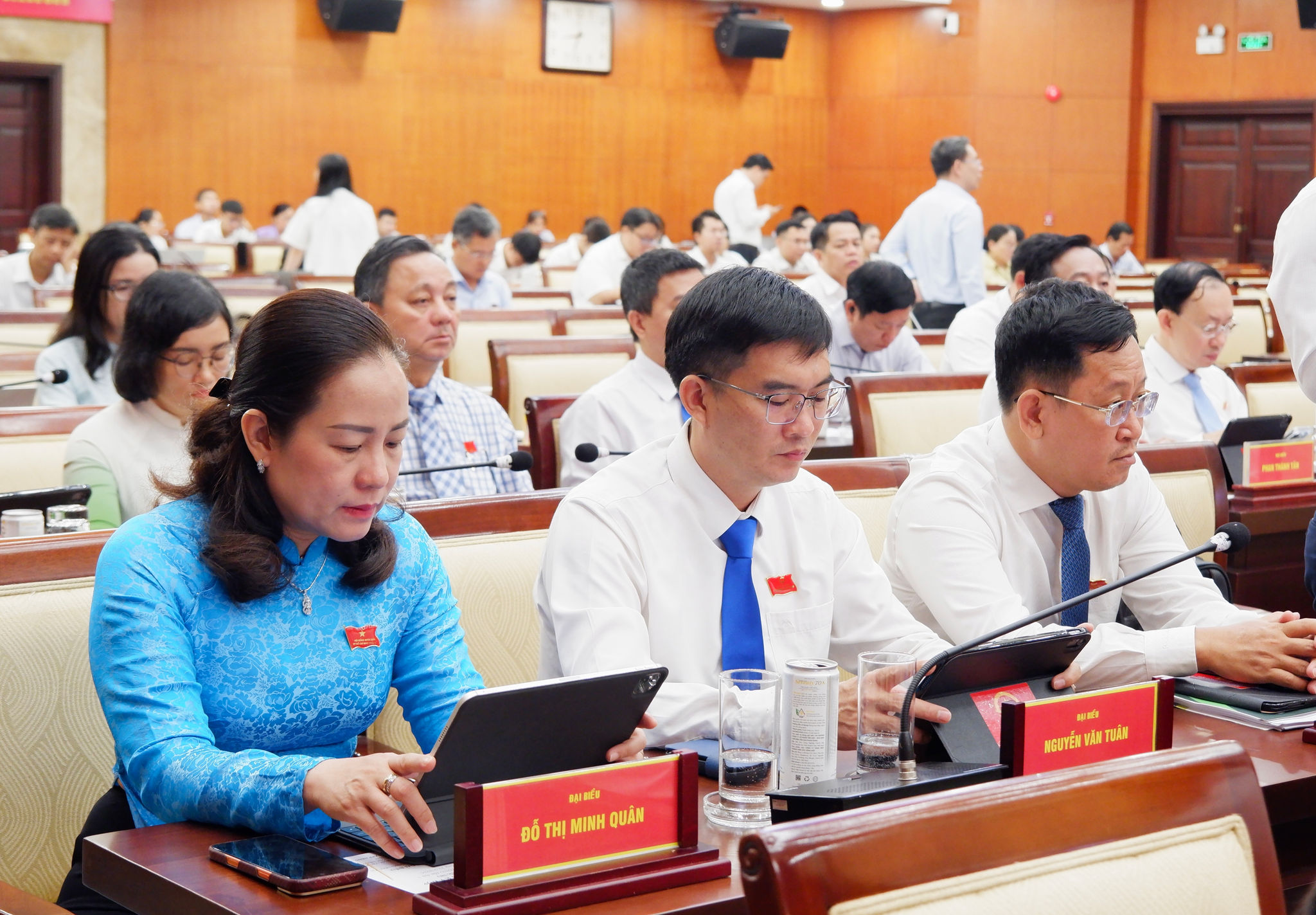 Các đại biểu HĐND Thành phố Hồ Chí Minh thông qua nghị quyết tại Kỳ họp thứ Năm