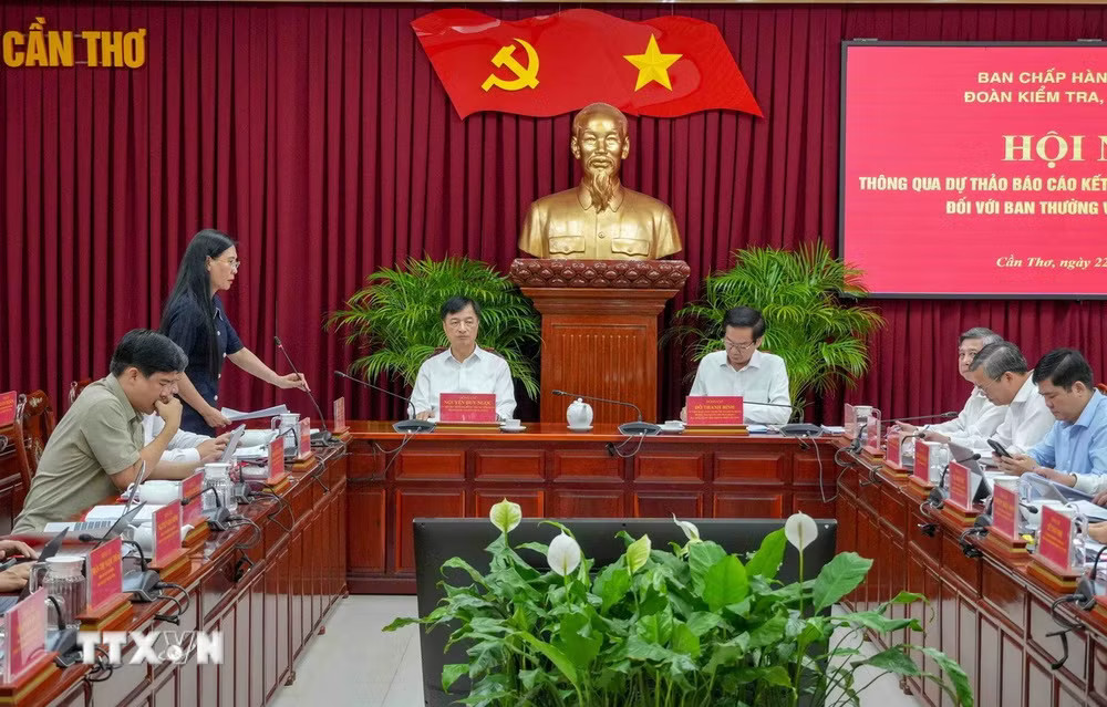 Ủy viên Trung ương Đảng, Phó Trưởng Ban Tổ chức Trung ương Bùi Thị Quỳnh Vân thông qua dự thảo báo cáo kết quả kiểm tra, giám sát đối với Ban Thường vụ Thành ủy Cần Thơ