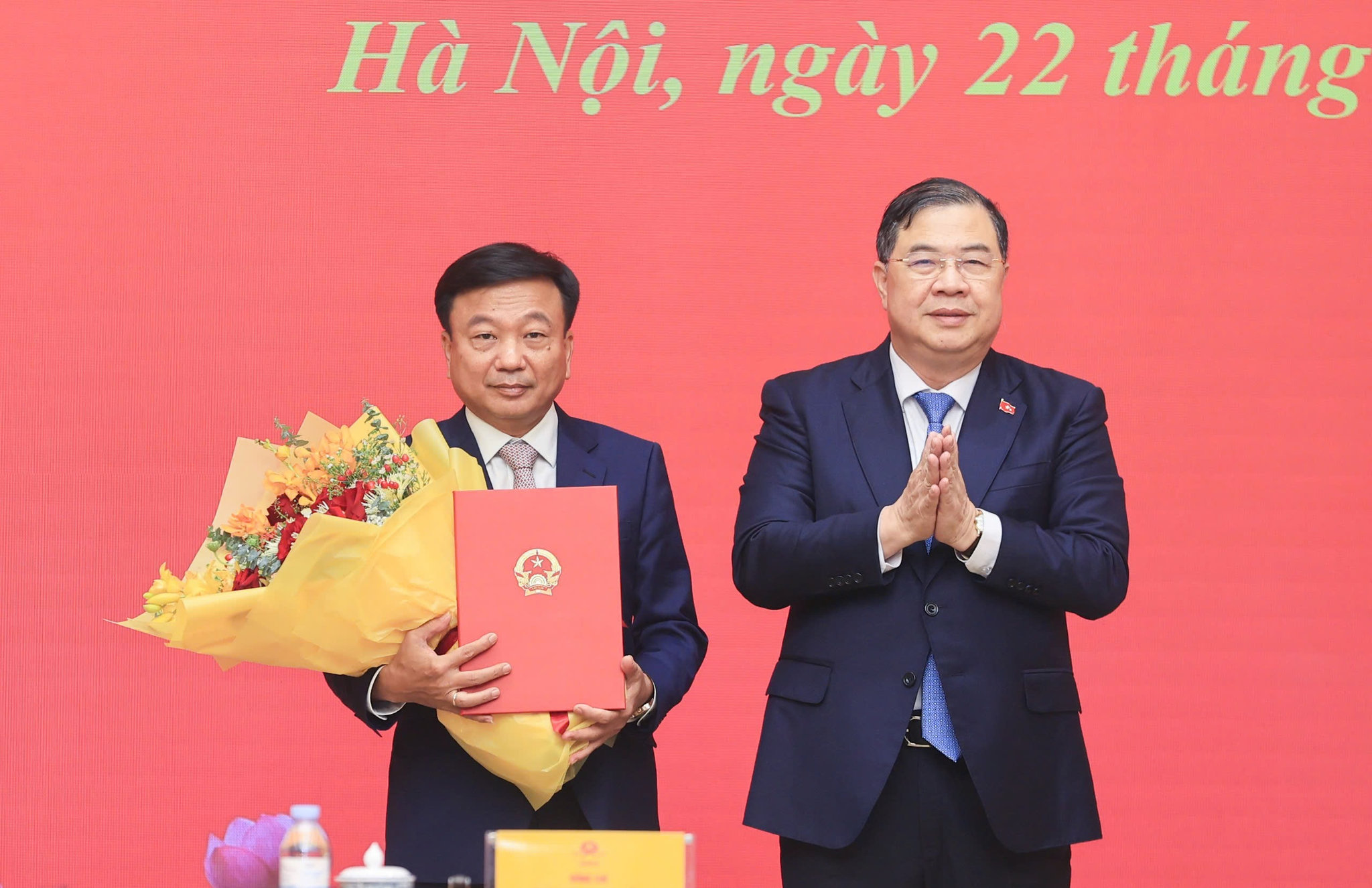 Phó Thủ tướng Thường trực Chính phủ Phạm Gia Túc trao quyết định, tặng hoa tân Phó Chủ nhiệm VPCP Nguyễn Danh Huy
