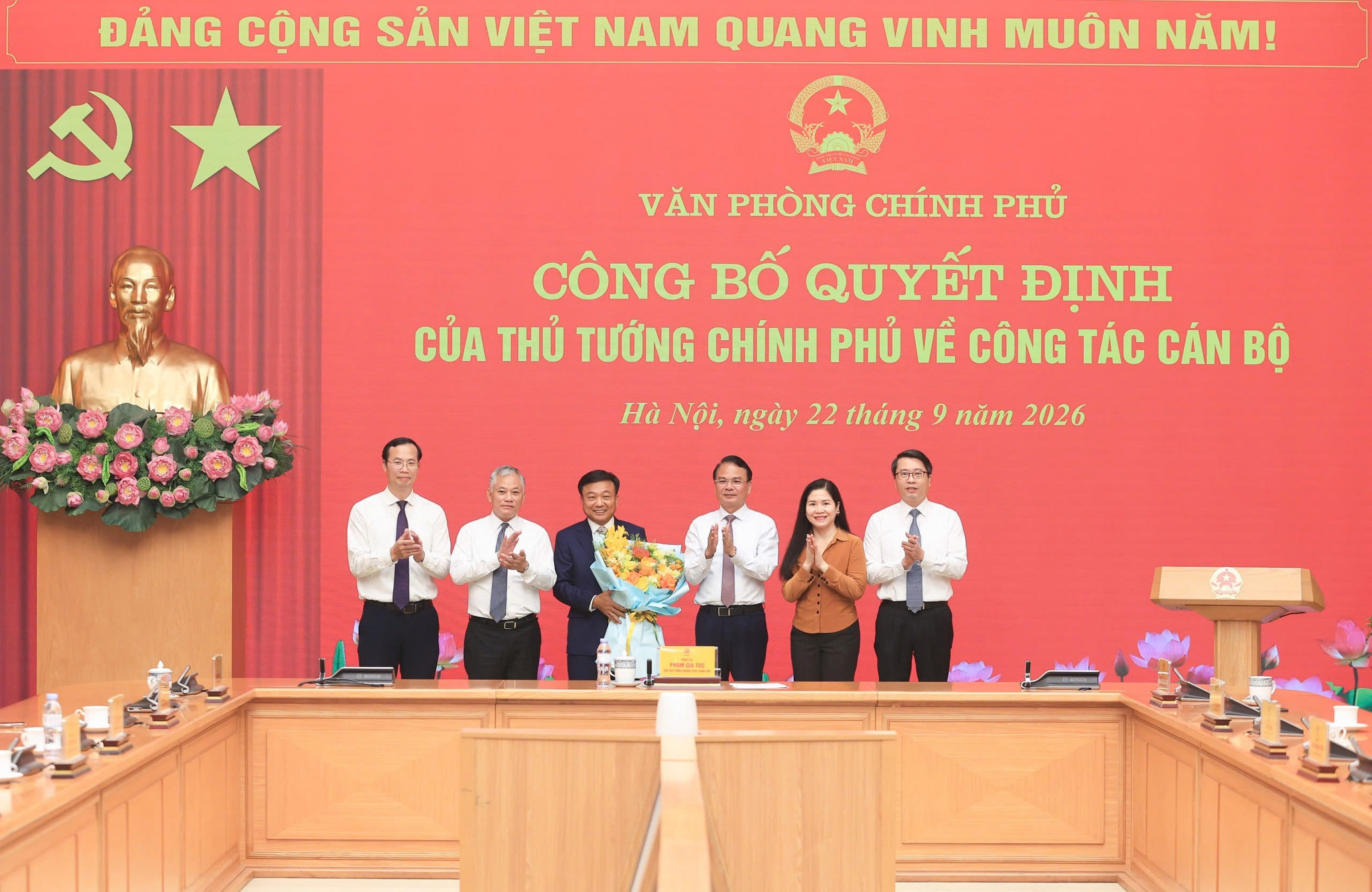 Bộ trưởng, Chủ nhiệm VPCP Đặng Xuân Phong tặng hoa chúc mừng tân Phó Chủ nhiệm VPCP Nguyễn Danh Huy