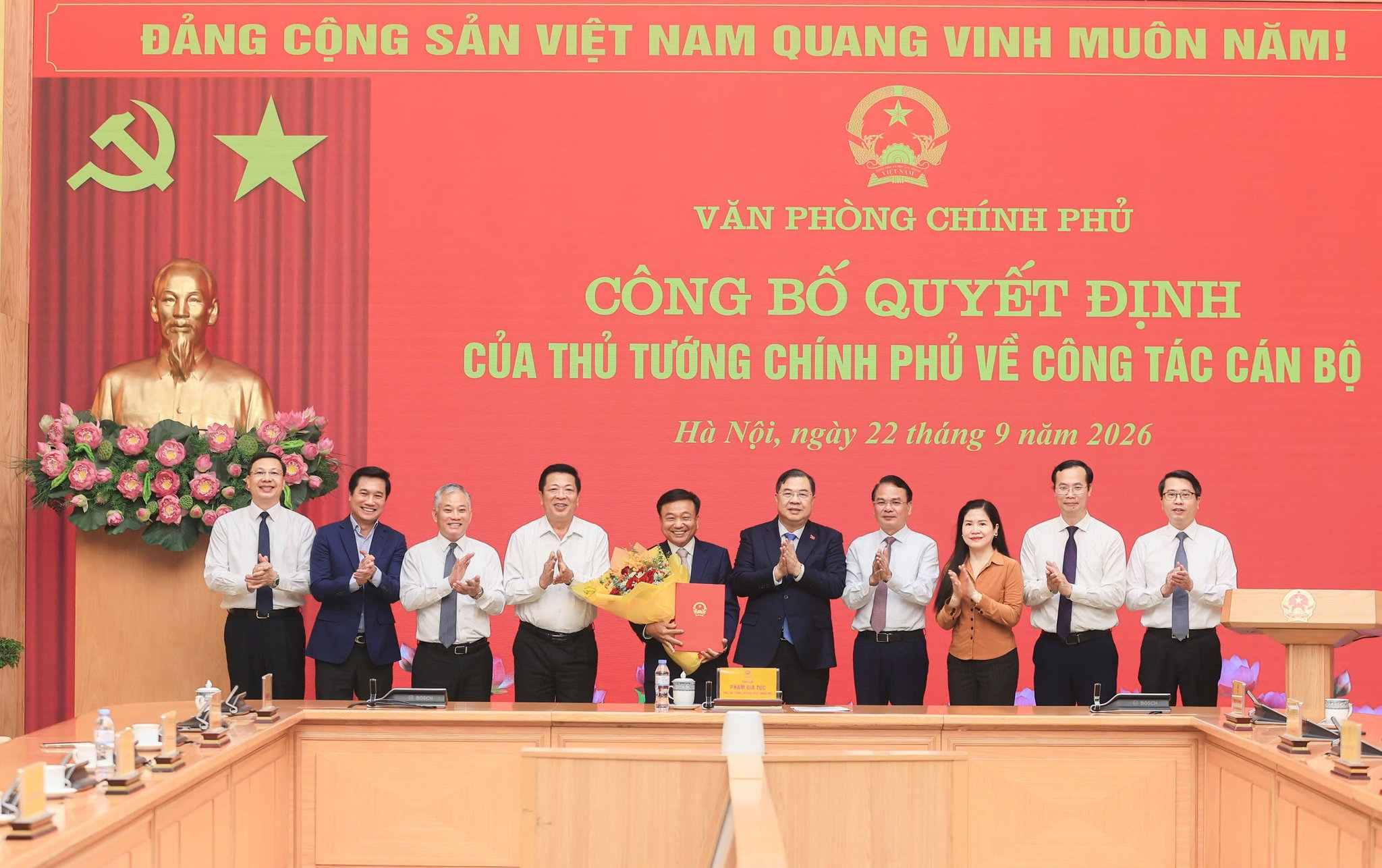 Phó Thủ tướng Thường trực Chính phủ Phạm Gia Túc, Bộ trưởng Bộ Xây dựng Trần Hồng Minh, Bộ trưởng Chủ nhiệm VPCP Đặng Xuân Phong cùng các đại biểu chúc mừng tân Phó Chủ nhiệm VPCP Nguyễn Danh Huy